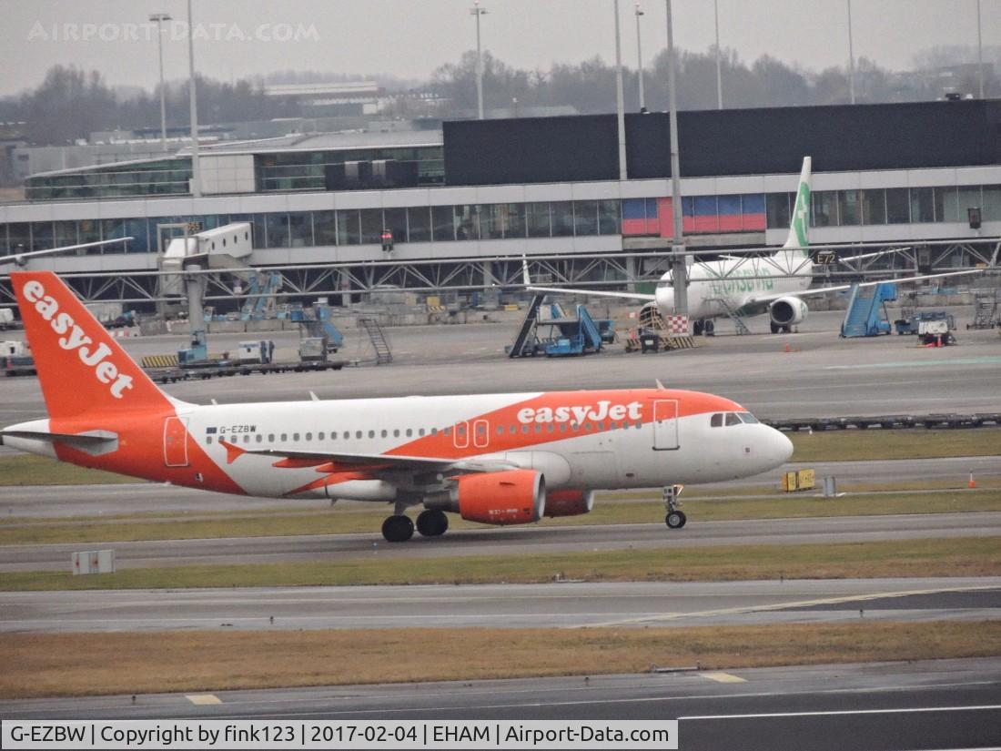 G-EZBW, 2007 Airbus A319-111 C/N 3134, easyjet taxing ot his gate