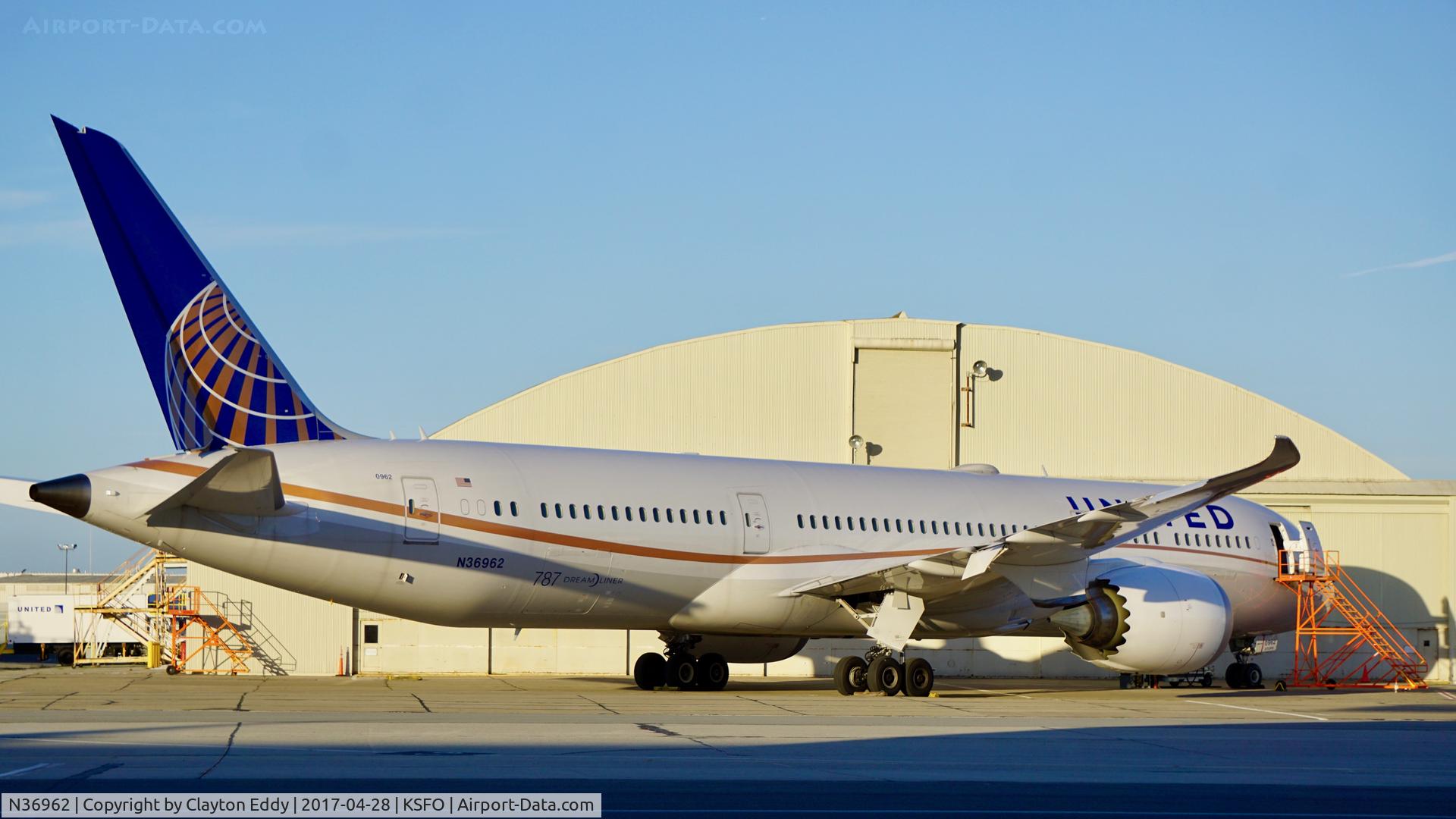 N36962, 2015 Boeing 787-9 Dreamliner C/N 35880, SFO 2017