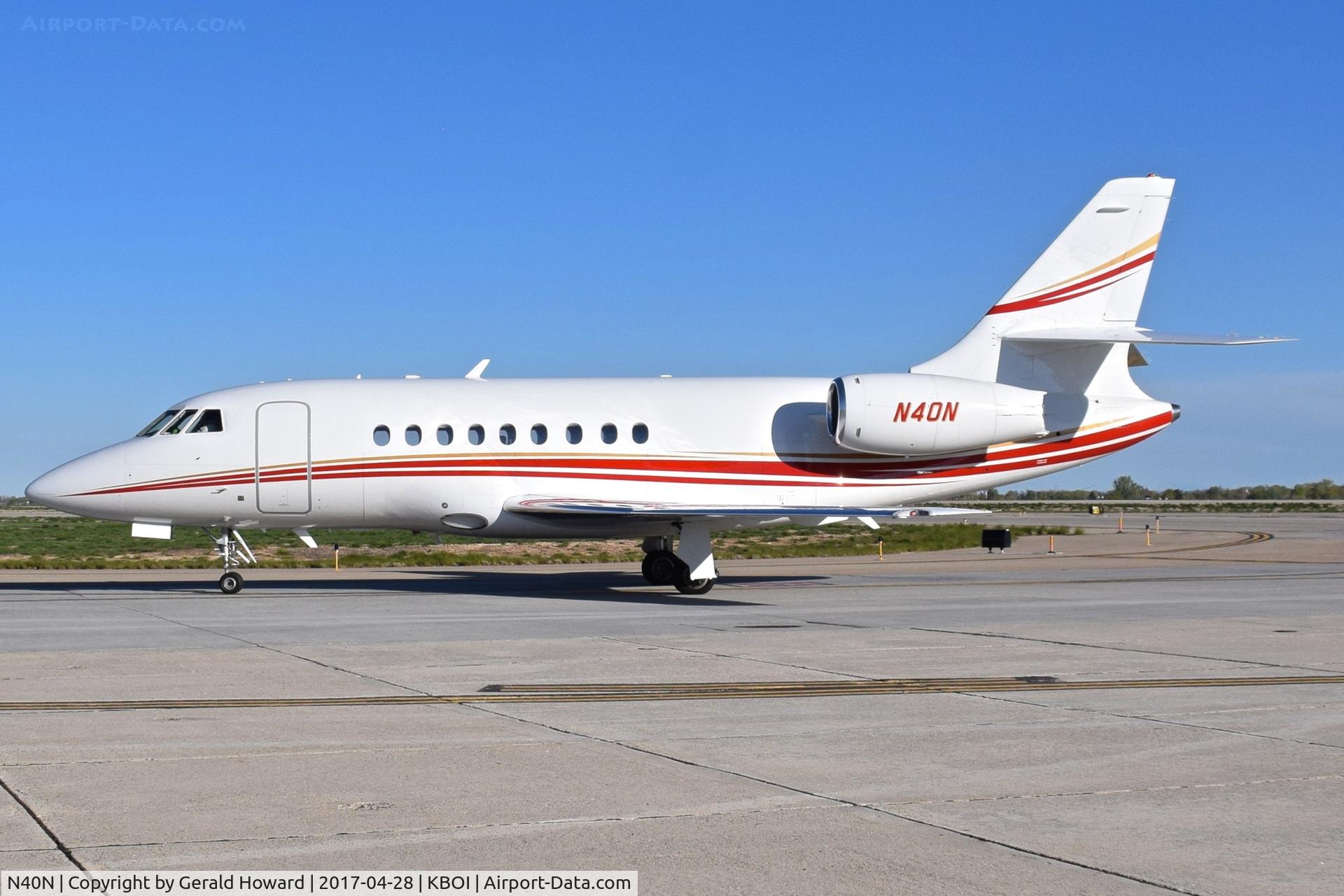 N40N, 2005 Dassault Falcon 2000 C/N 224, Taxiing to south GA ramp.