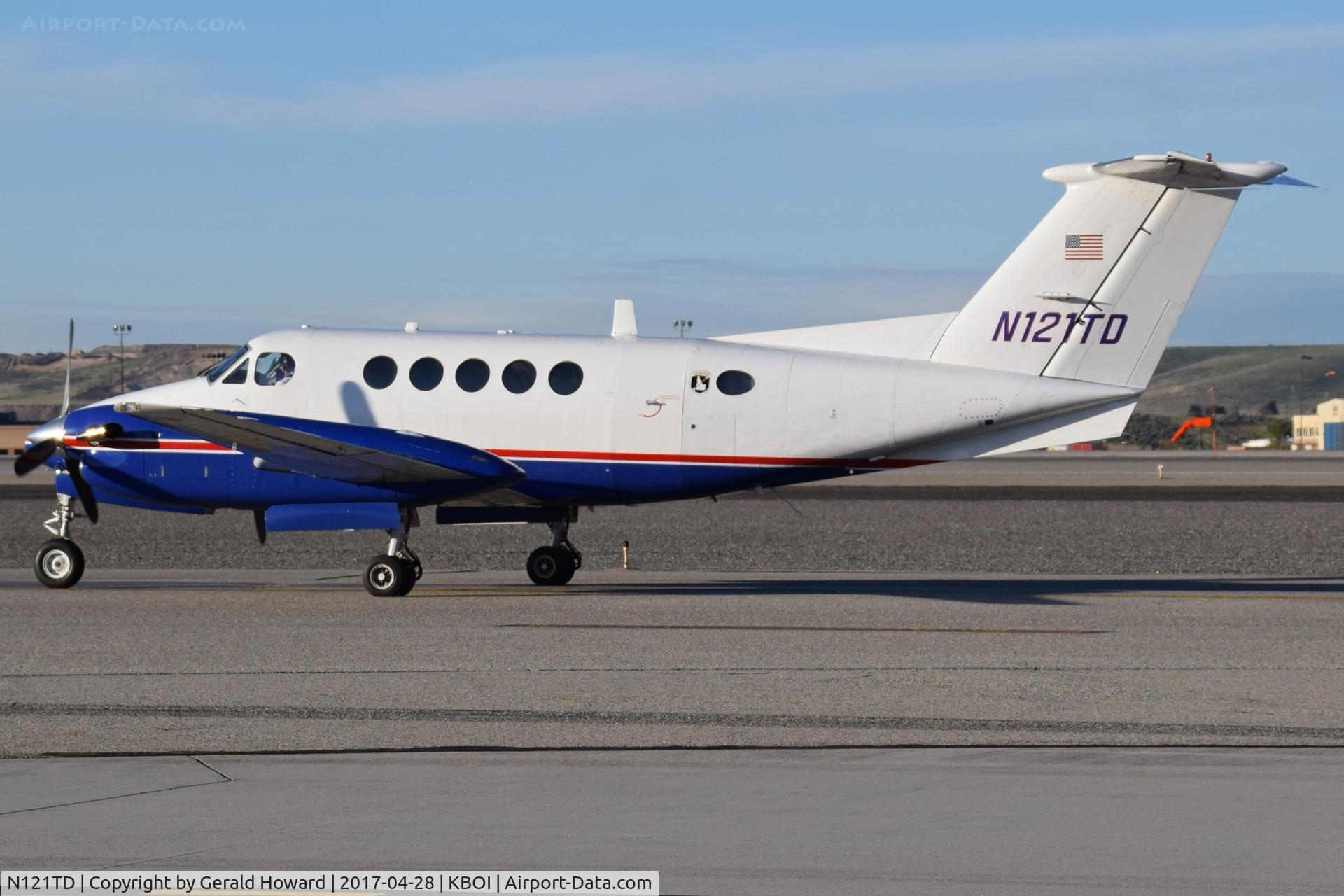 N121TD, 1979 Beech C-12C Huron C/N BC-74, Taxing on Alpha for RWY 28R. Note the small Idaho State Police Patch by the rear door. Idaho government aircraft.
