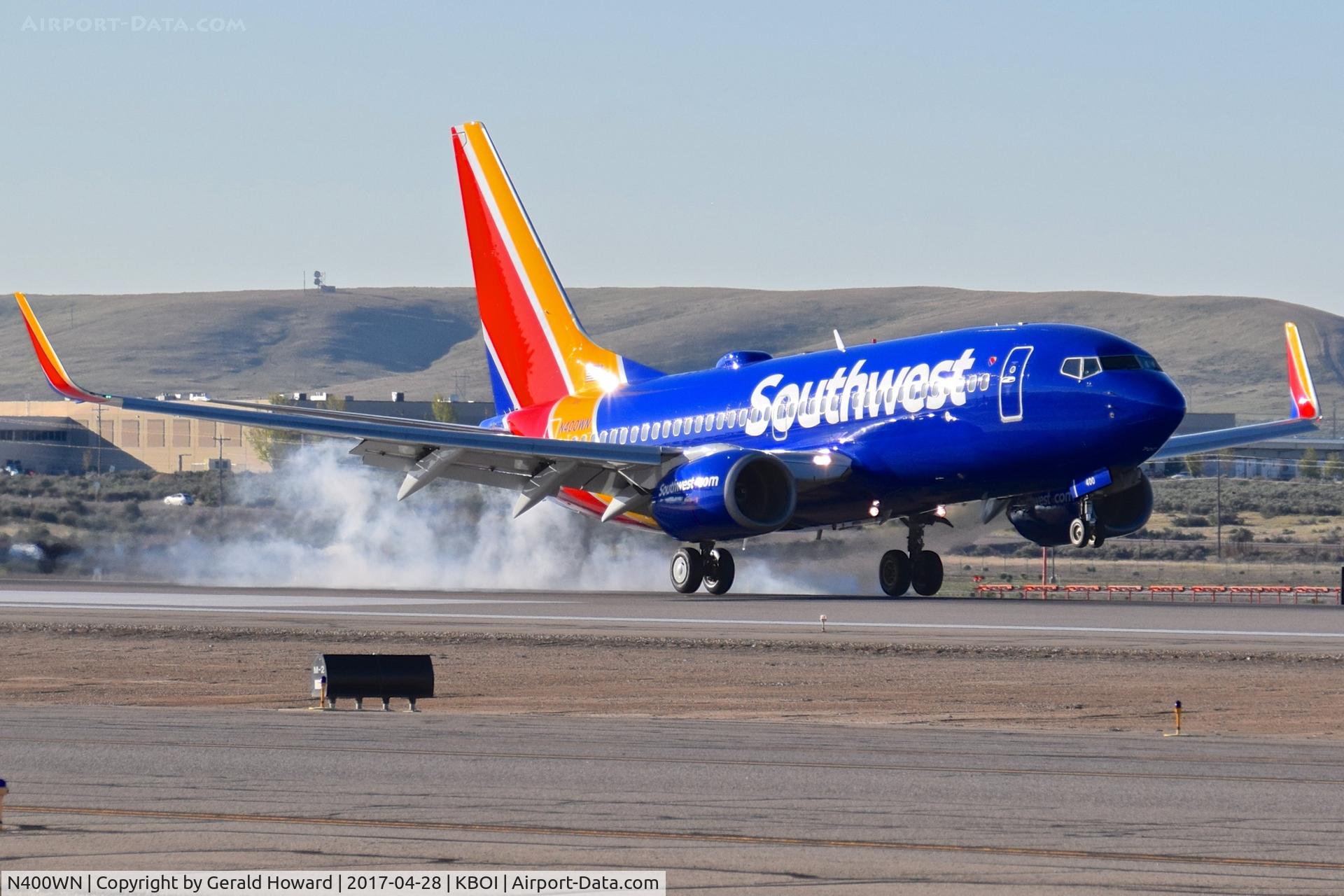 N400WN, 2001 Boeing 737-7H4 C/N 27891, Landing RWY 28R.