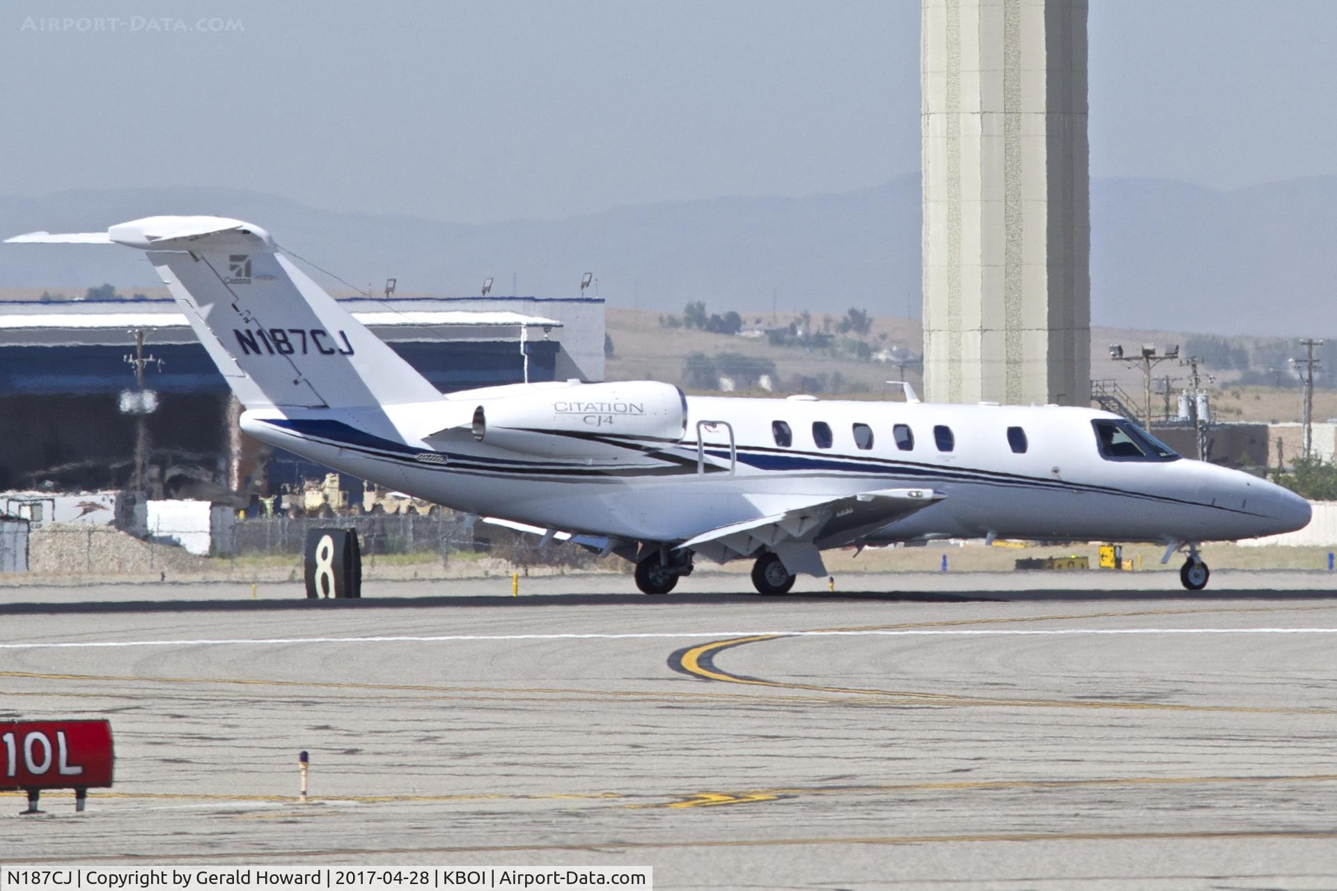 N187CJ, 2015 Cessna 525C CitationJet CJ4 C/N 525C-0187, Starting take off roll.