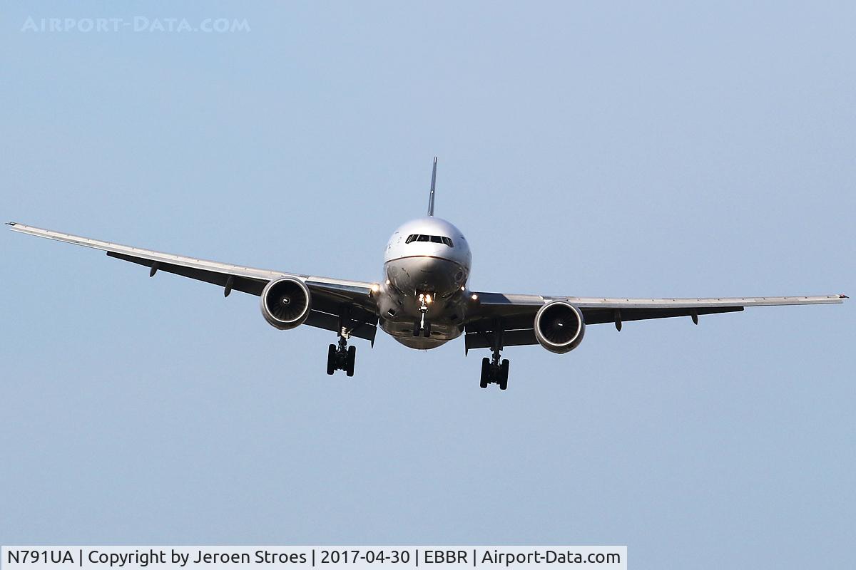 N791UA, 1997 Boeing 777-222 C/N 26933, ebbr
