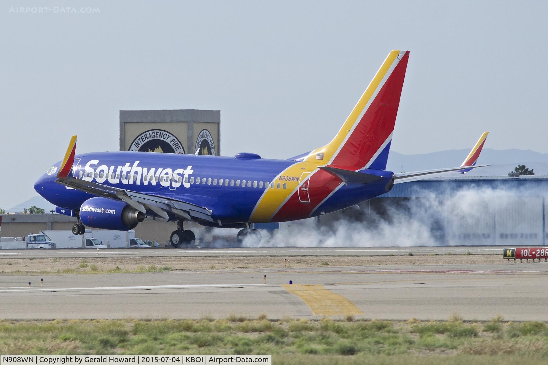 N908WN, 2008 Boeing 737-7H4 C/N 36620, Landing RWY 28R.