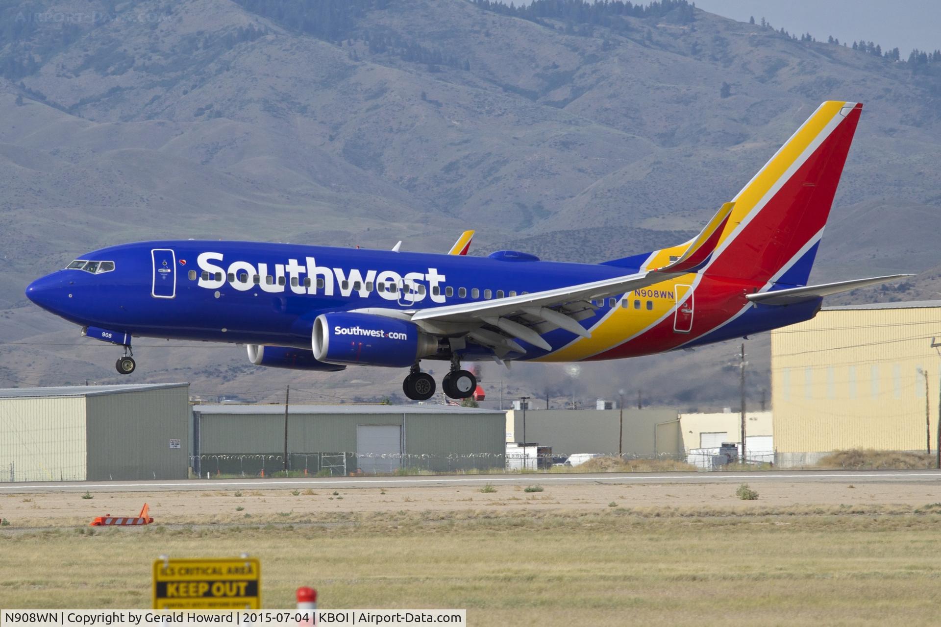 N908WN, 2008 Boeing 737-7H4 C/N 36620, On final for RWY 28R.