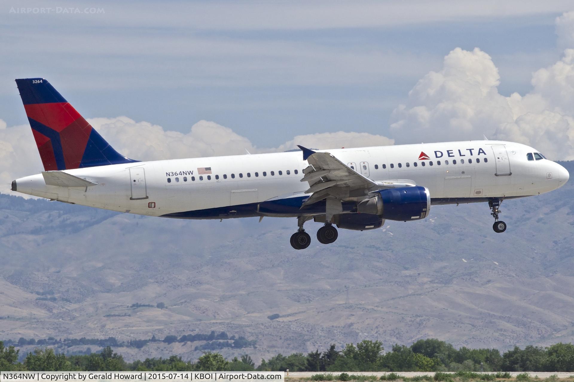 N364NW, 1999 Airbus A320-212 C/N 0962, Over the numbers for RWY 10R.