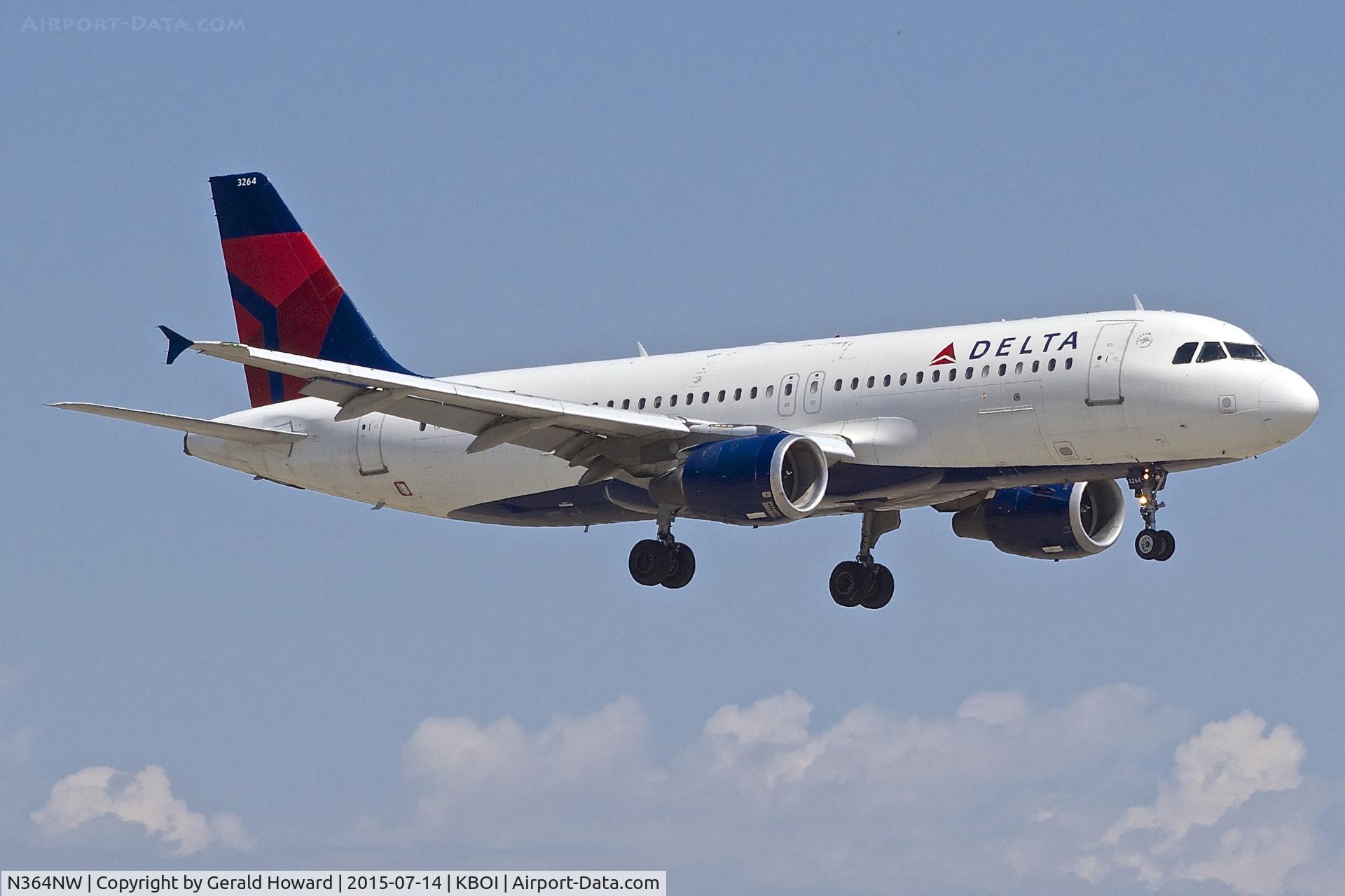 N364NW, 1999 Airbus A320-212 C/N 0962, On approach for RWY 10R.