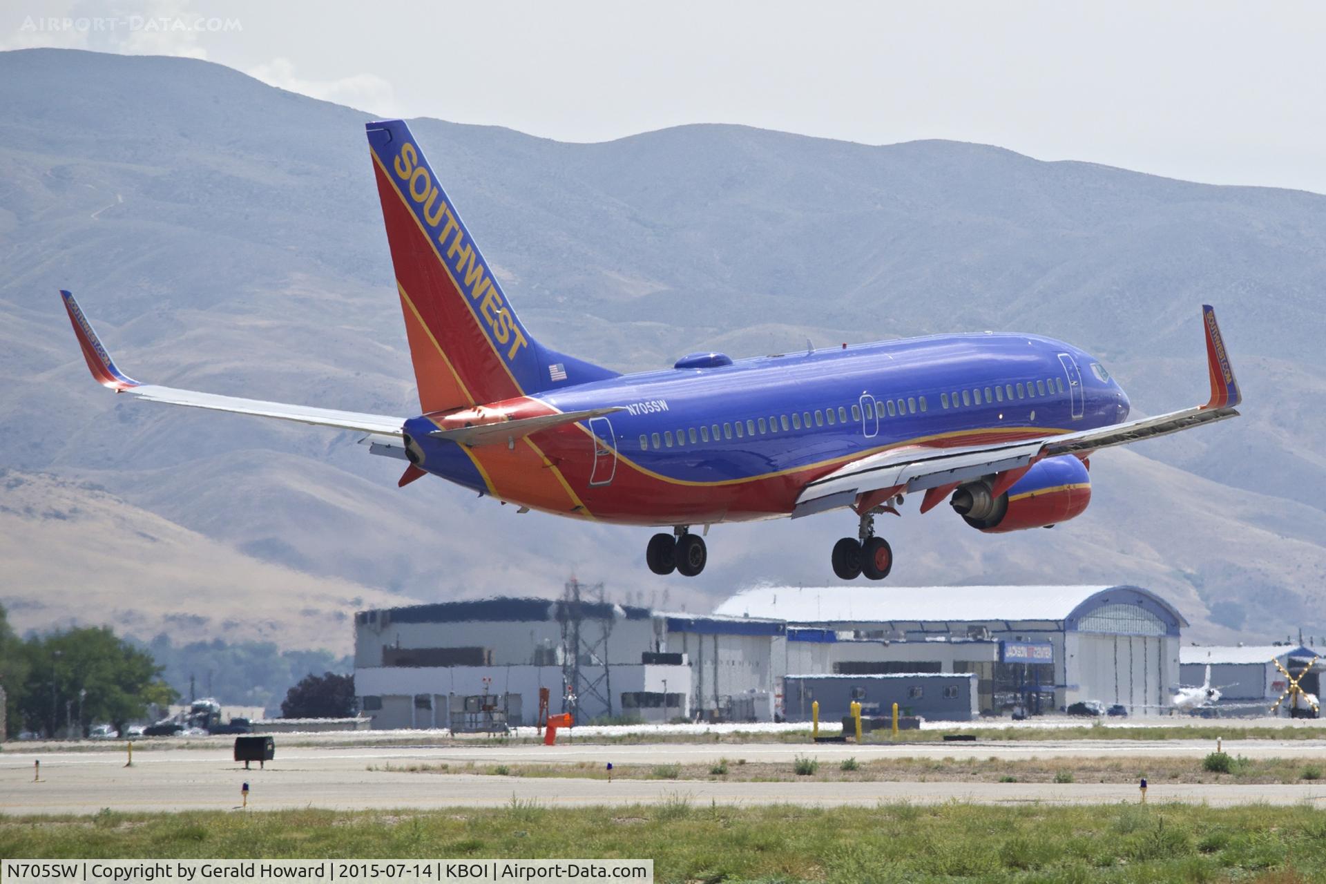 N705SW, 1998 Boeing 737-7H4 C/N 27839, About to land on RWY 10R.