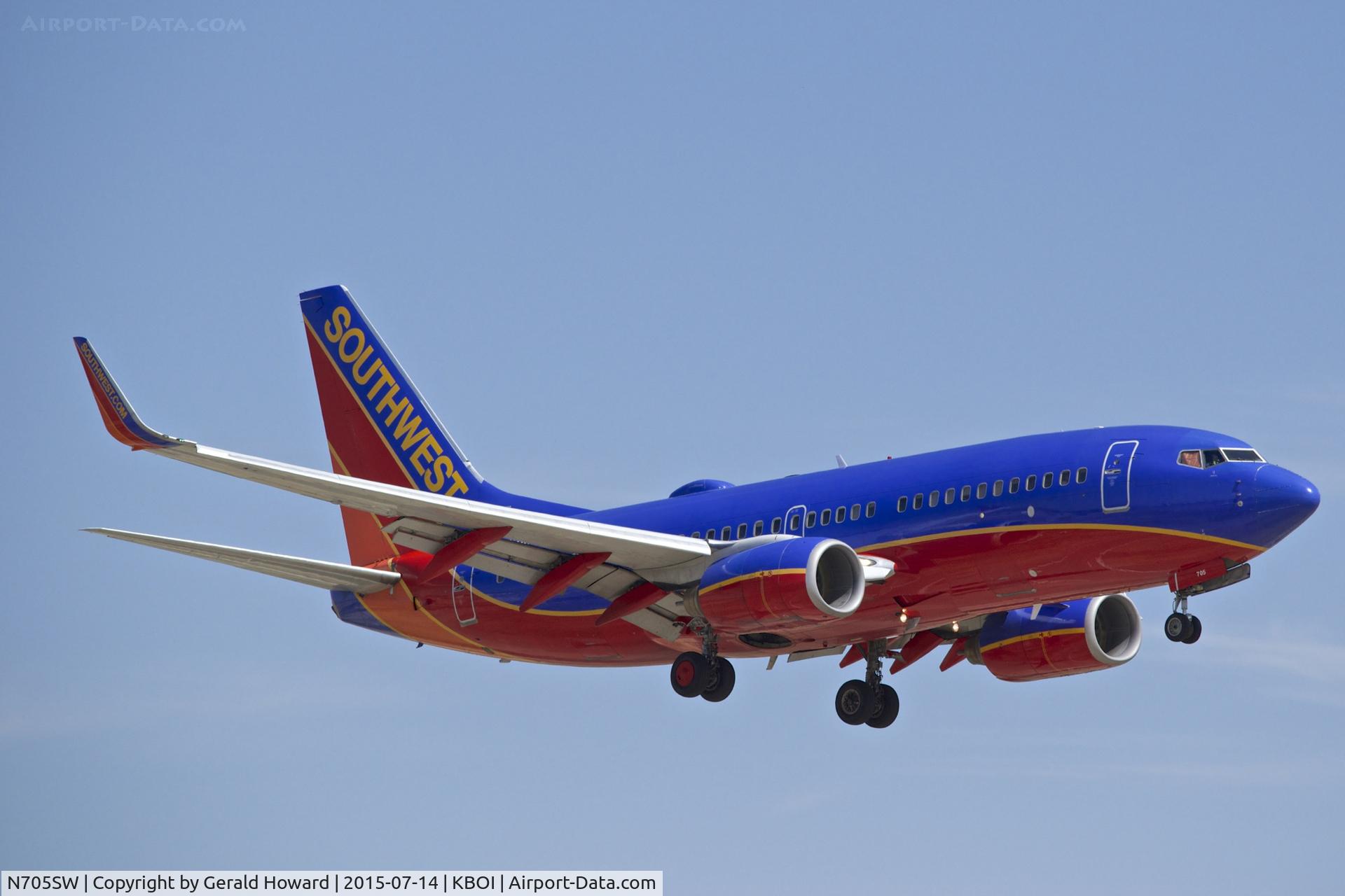 N705SW, 1998 Boeing 737-7H4 C/N 27839, Landing approach for RWY 10R.