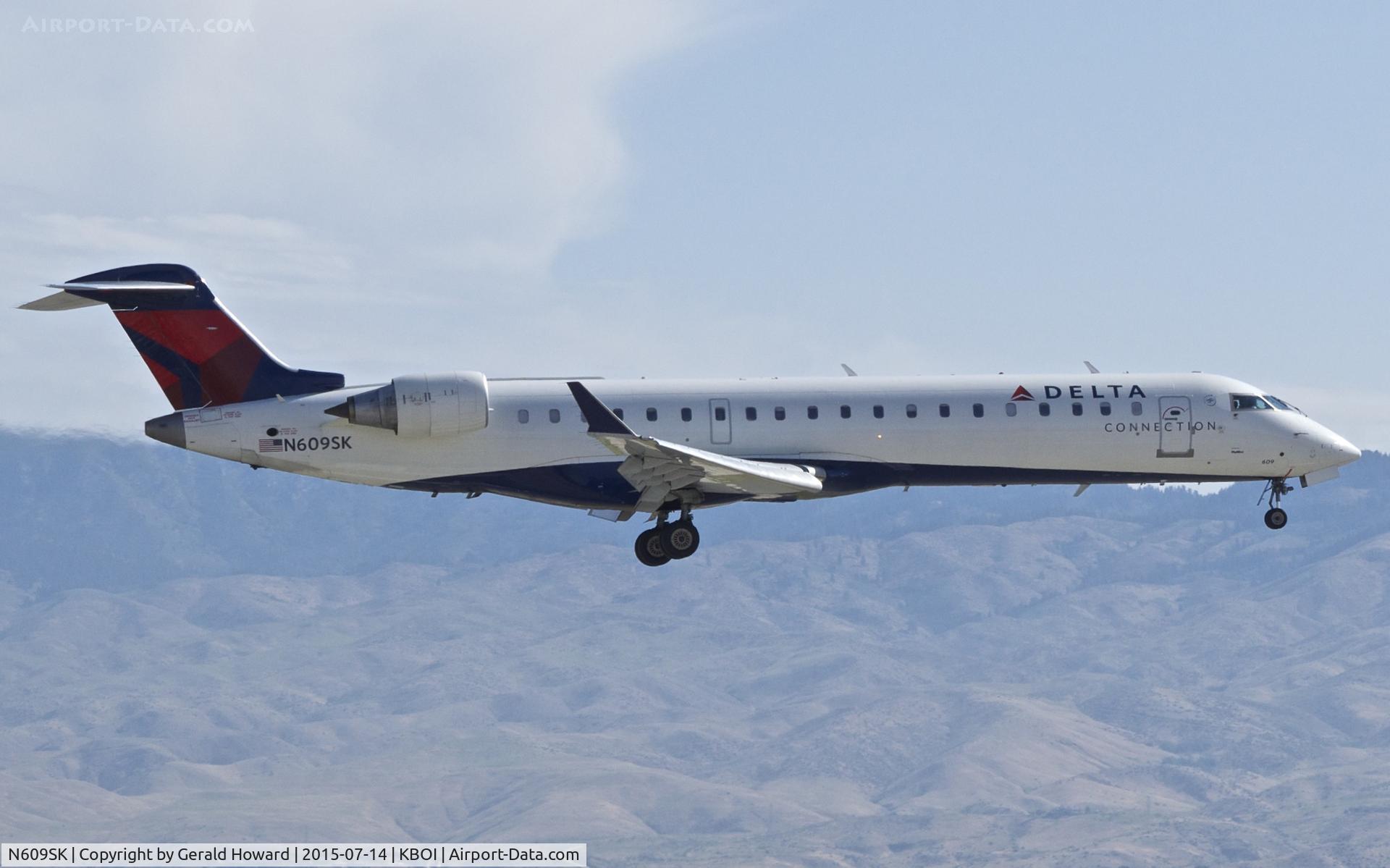 N609SK, 2002 Bombardier CRJ-701 (CL-600-2C10) Regional Jet C/N 10020, On final for RWY 10R.