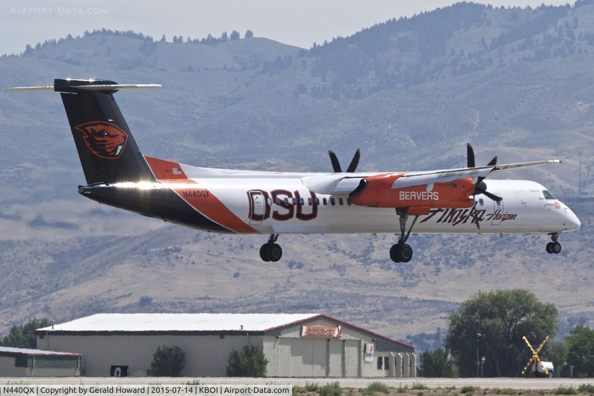 N440QX, 2010 Bombardier DHC-8-402 Dash 8 C/N 4347, Landing RWY 10R.