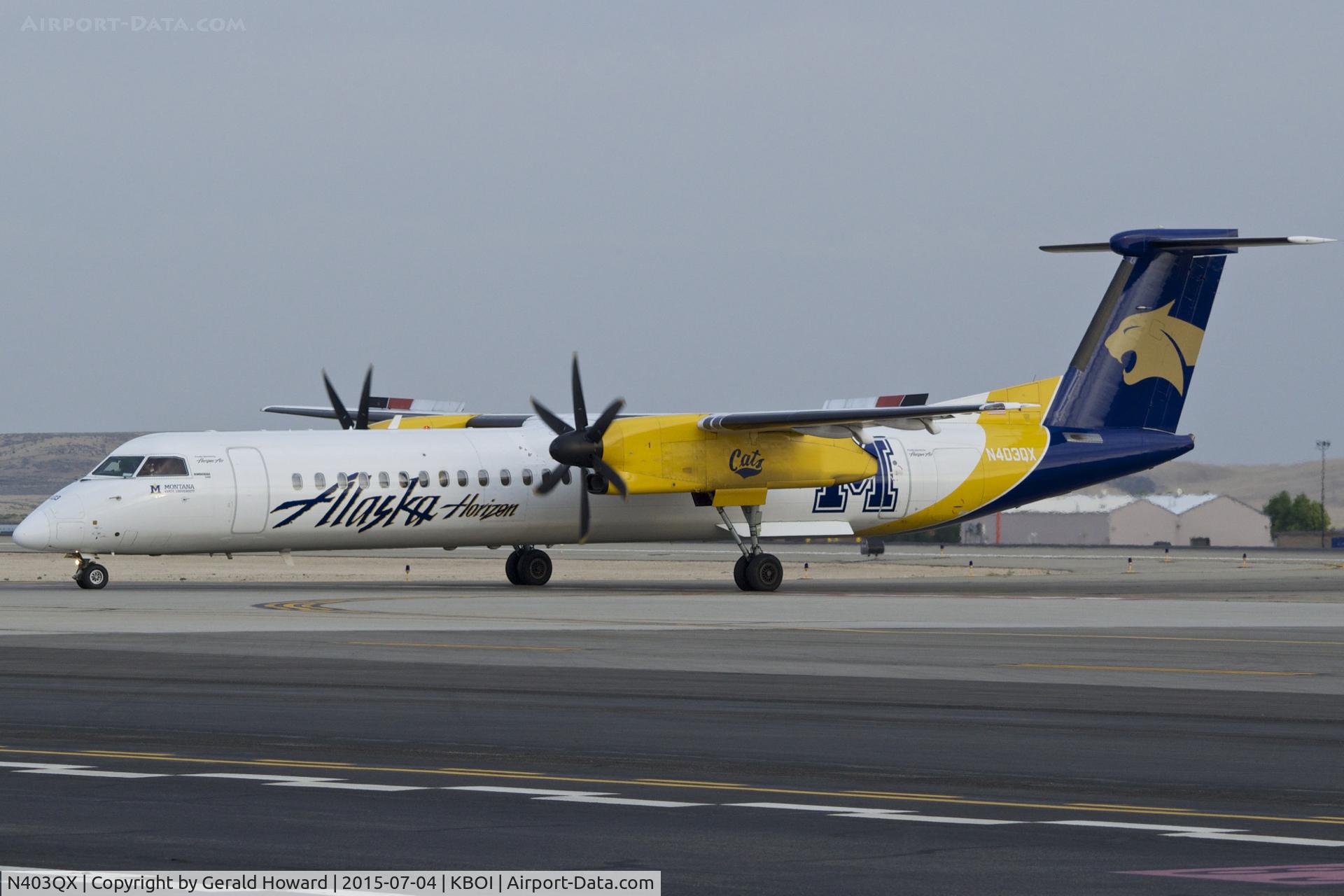N403QX, 2001 De Havilland Canada DHC-8-402 Dash 8 C/N 4037, Taxiing to the ramp.