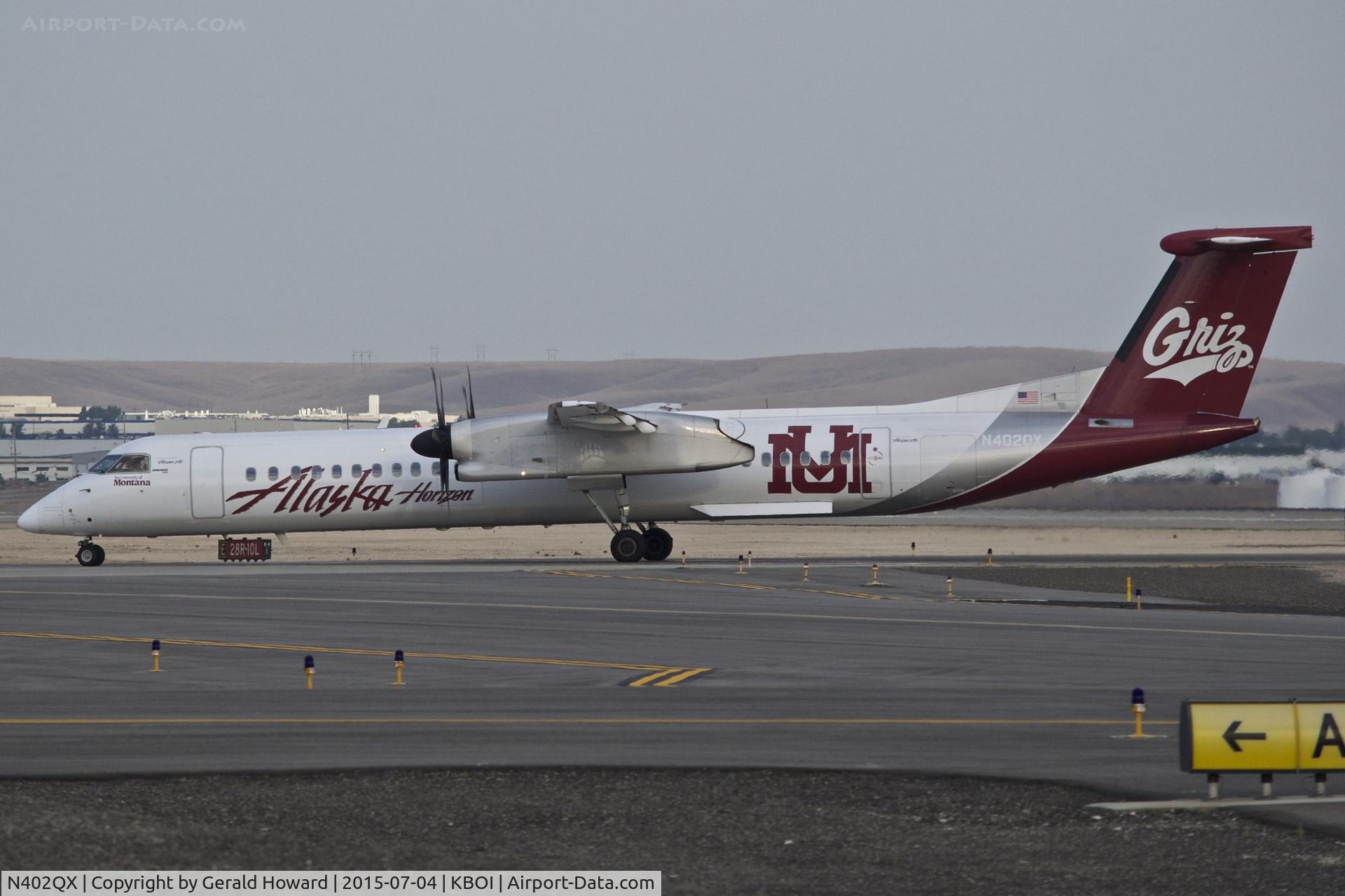 N402QX, 2001 Bombardier DHC-8-402 Dash 8 C/N 4032, Taxiing to the ramp.