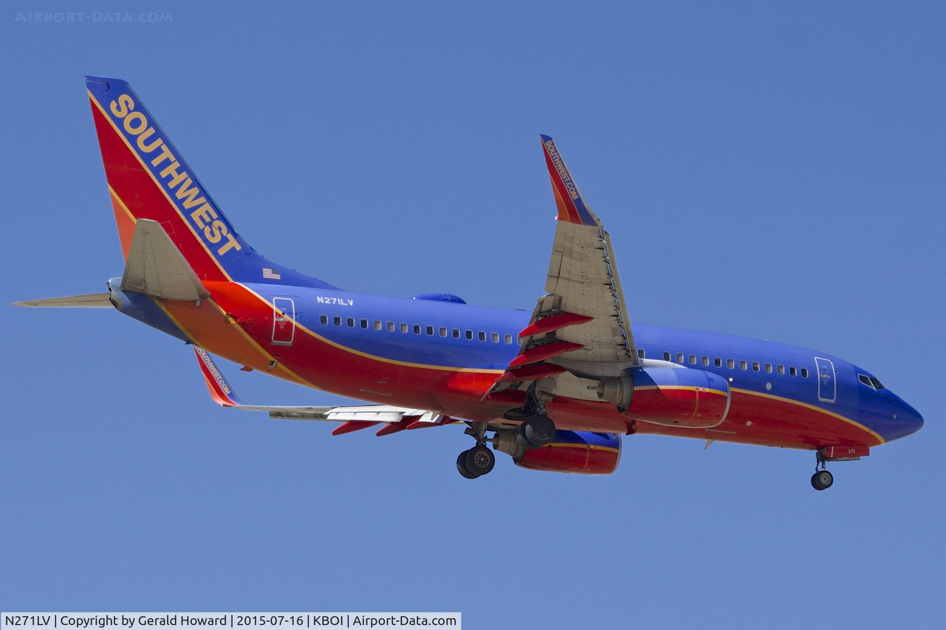 N271LV, 1998 Boeing 737-705 C/N 29090, Landing approach for RWY 28L.