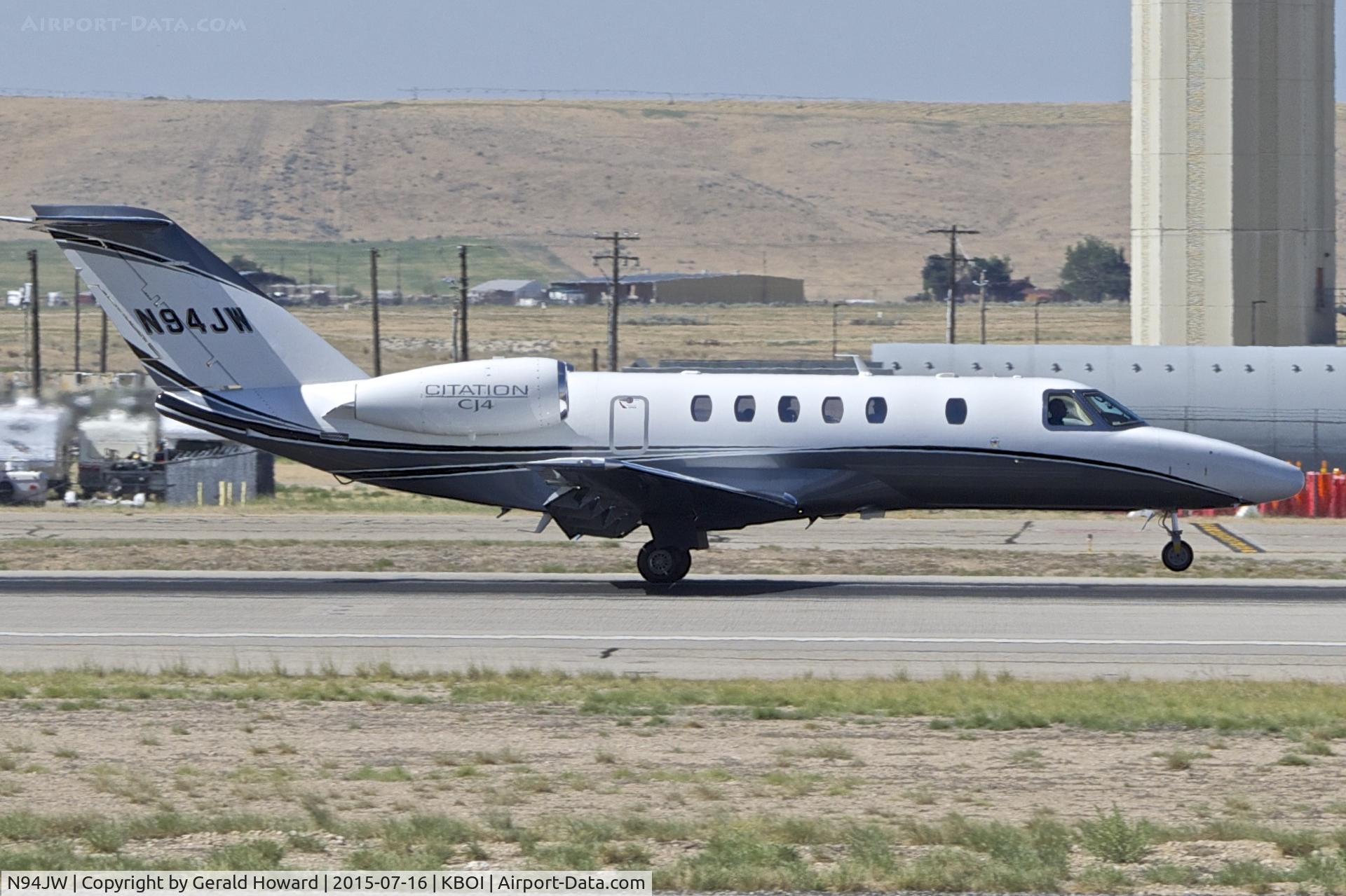 N94JW, 2011 Cessna 525C CitationJet CJ4 C/N 525C-0033, Landing roll out on RWY 28L.