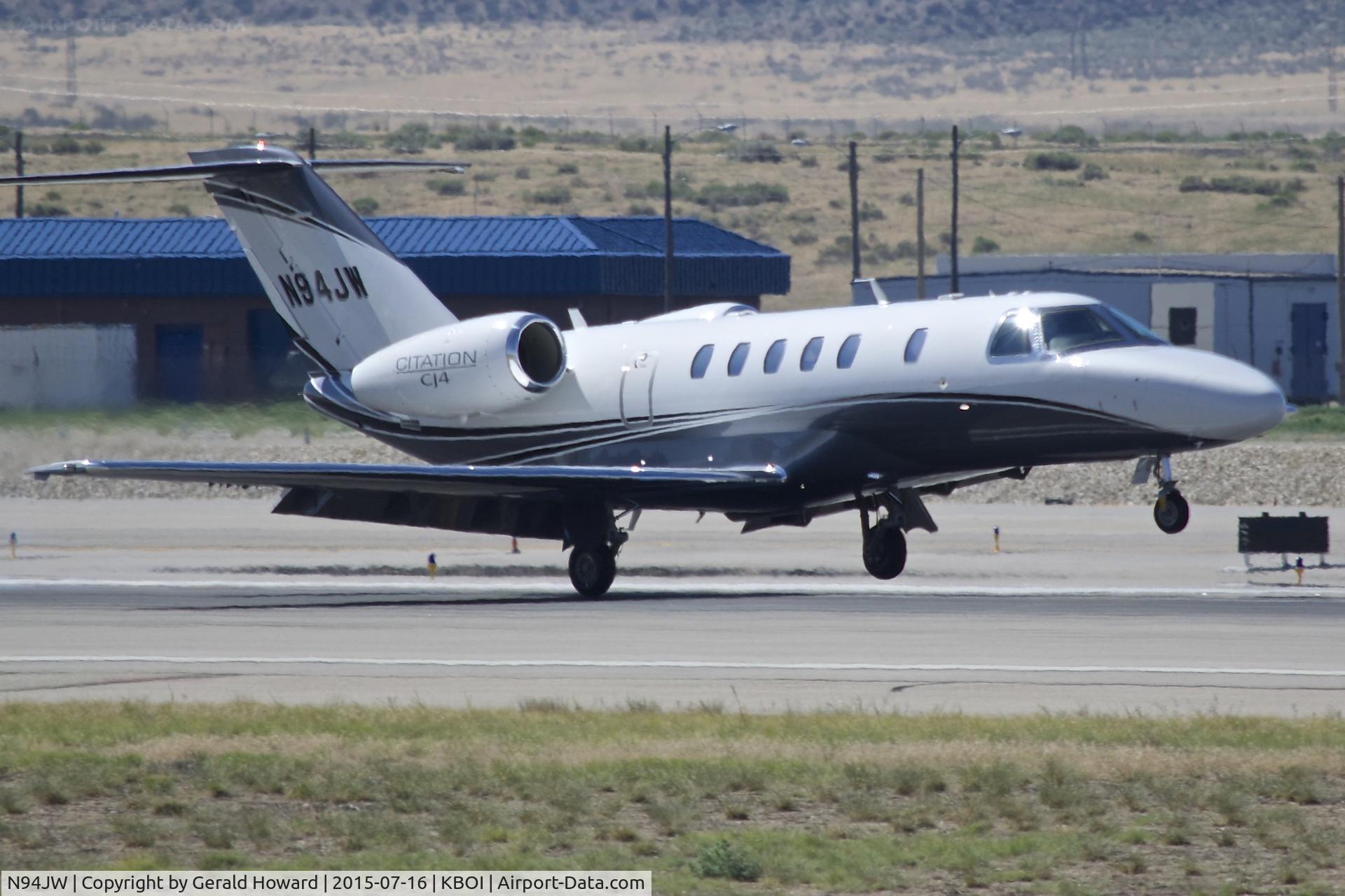 N94JW, 2011 Cessna 525C CitationJet CJ4 C/N 525C-0033, Touch down on RWY 28L.