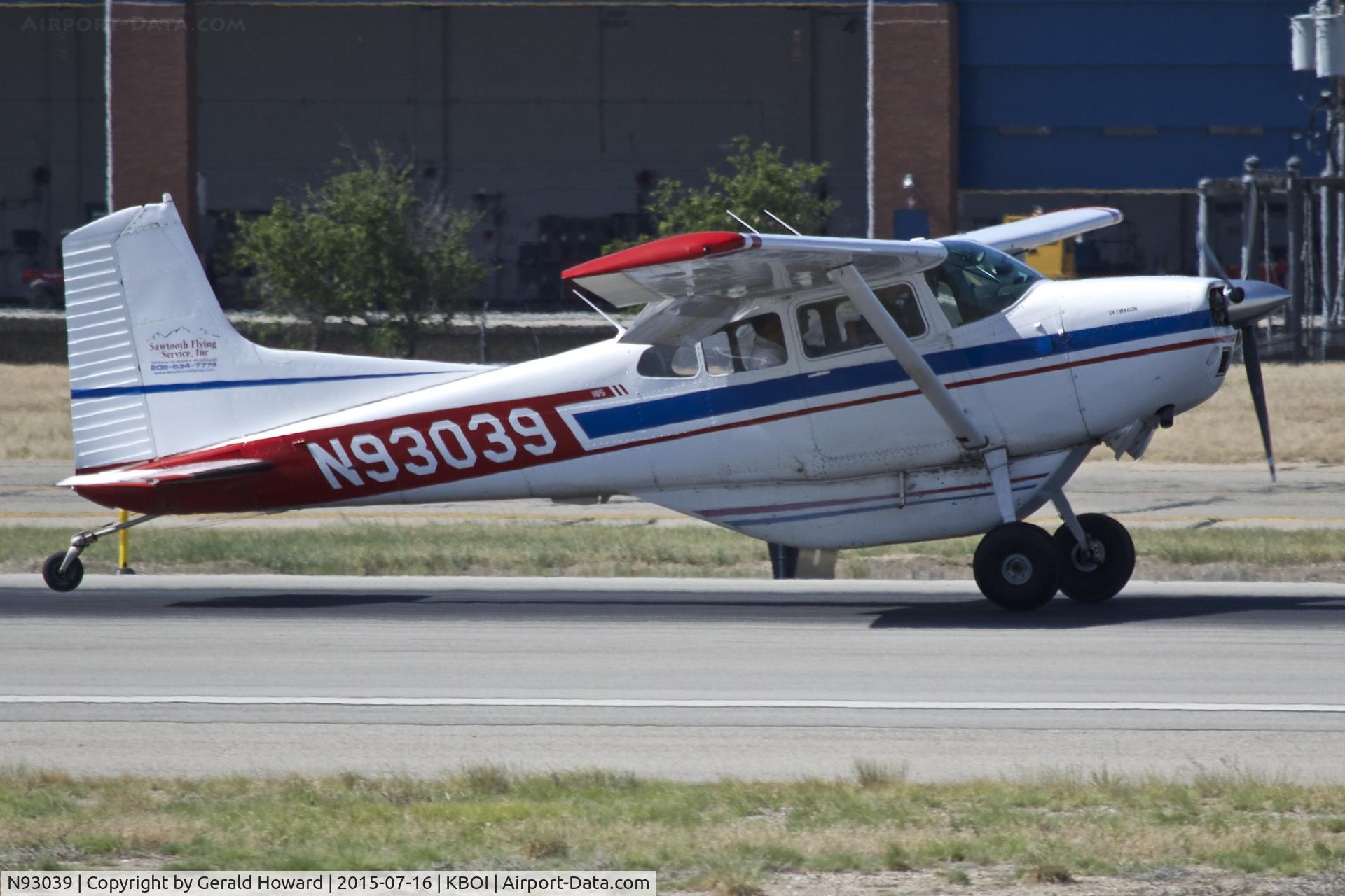 N93039, 1977 Cessna A185F Skywagon 185 C/N 18503169, Landing RWY 28L.