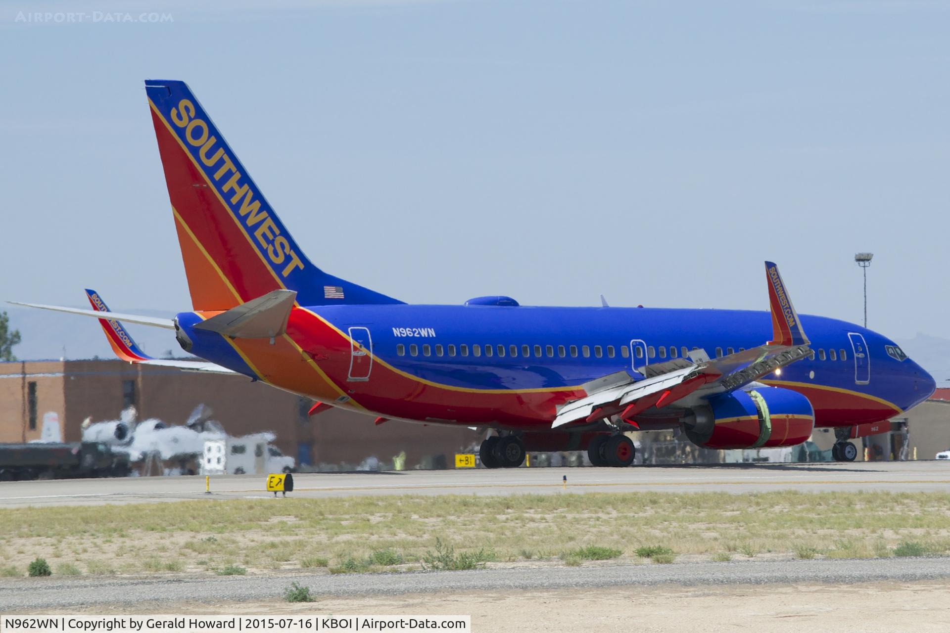 N962WN, 2011 Boeing 737-7H4 C/N 36963, Landing roll out on RWY 28L.