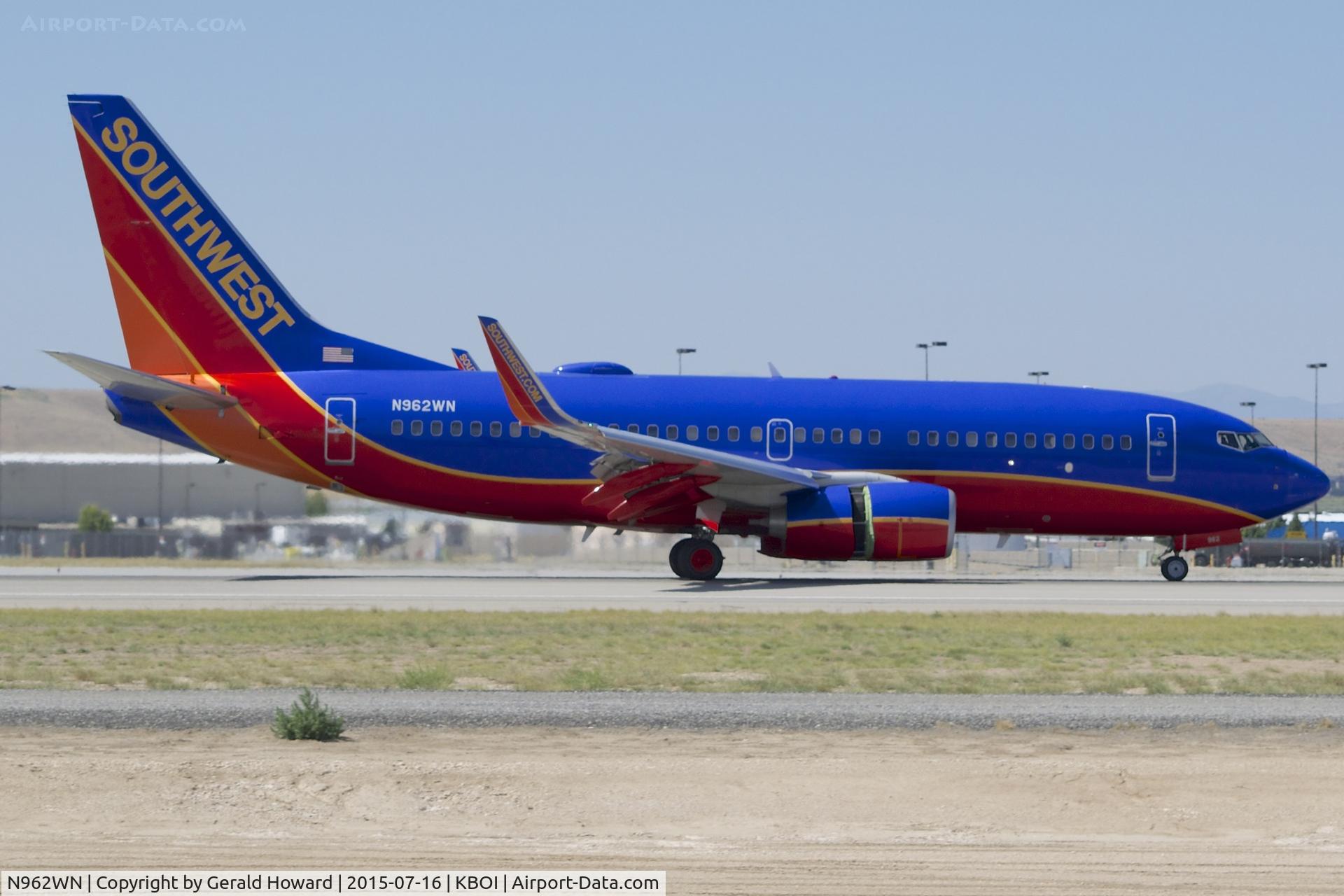 N962WN, 2011 Boeing 737-7H4 C/N 36963, Landing roll out on RWY 28L.