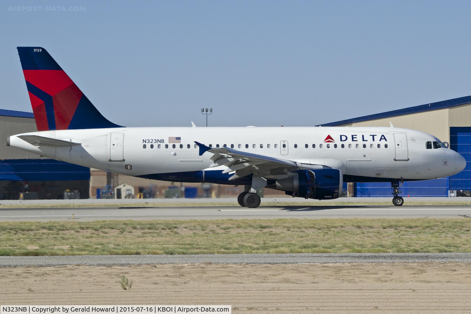 N323NB, 2001 Airbus A319-114 C/N 1453, Landing roll out on RWY 28L.