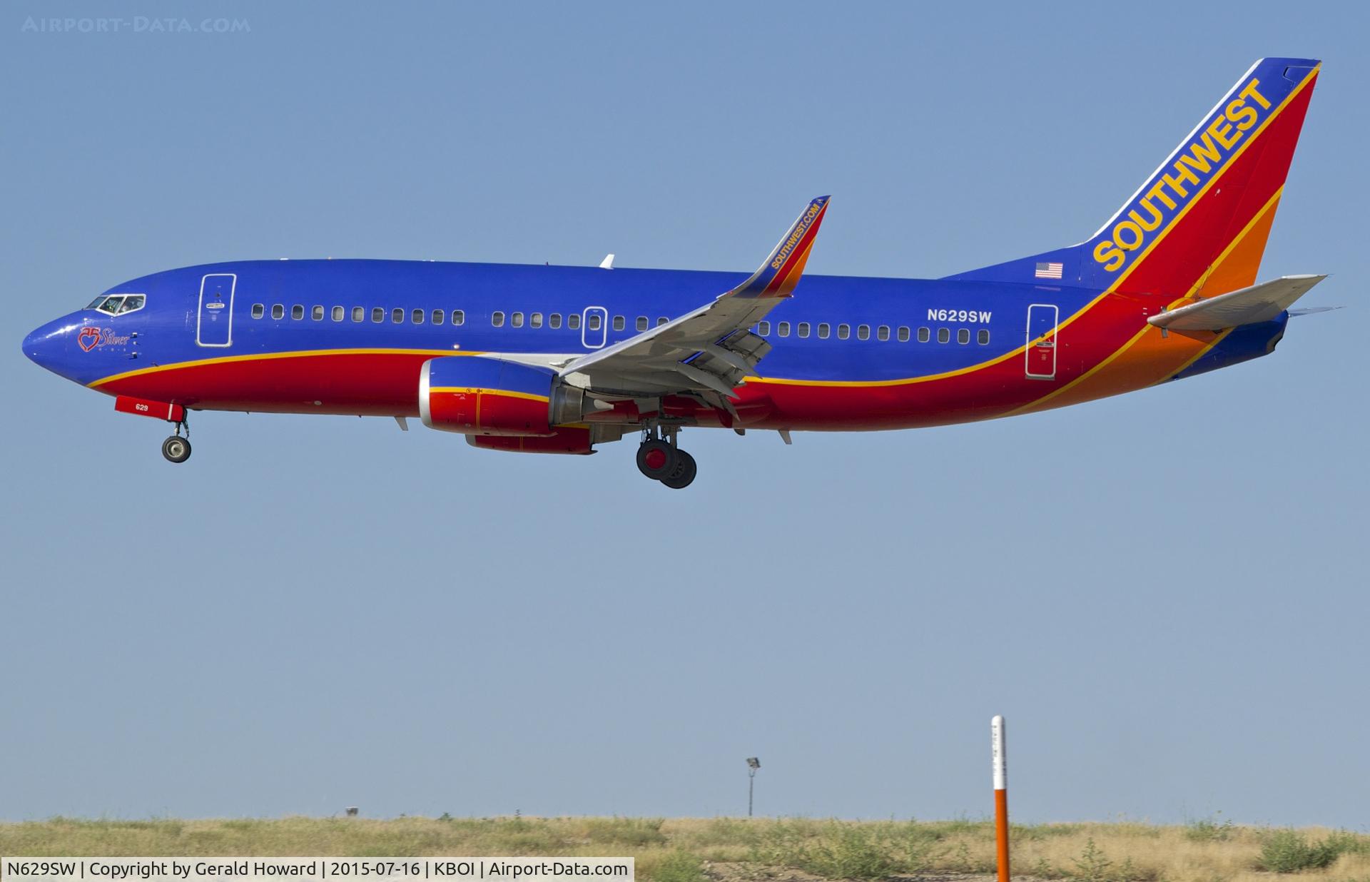 N629SW, 1996 Boeing 737-3H4 C/N 27704, Landing RWY 10R.