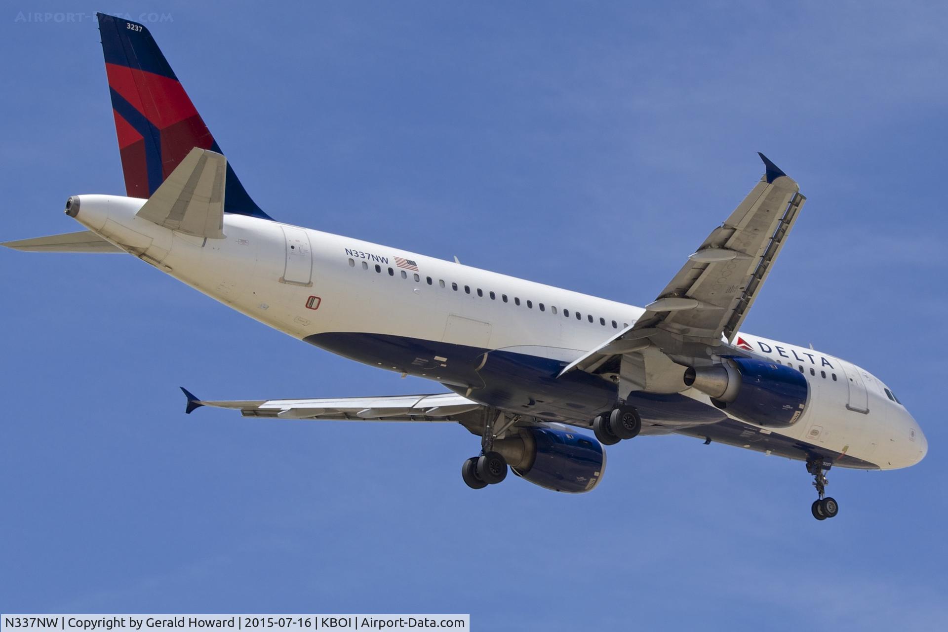 N337NW, 1992 Airbus A320-212 C/N 358, Landing RWY 28L.