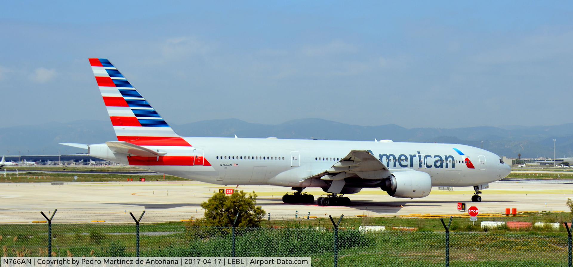 N766AN, 2003 Boeing 777-223/ER C/N 32880, El Prat  -  Barcelona  -  España