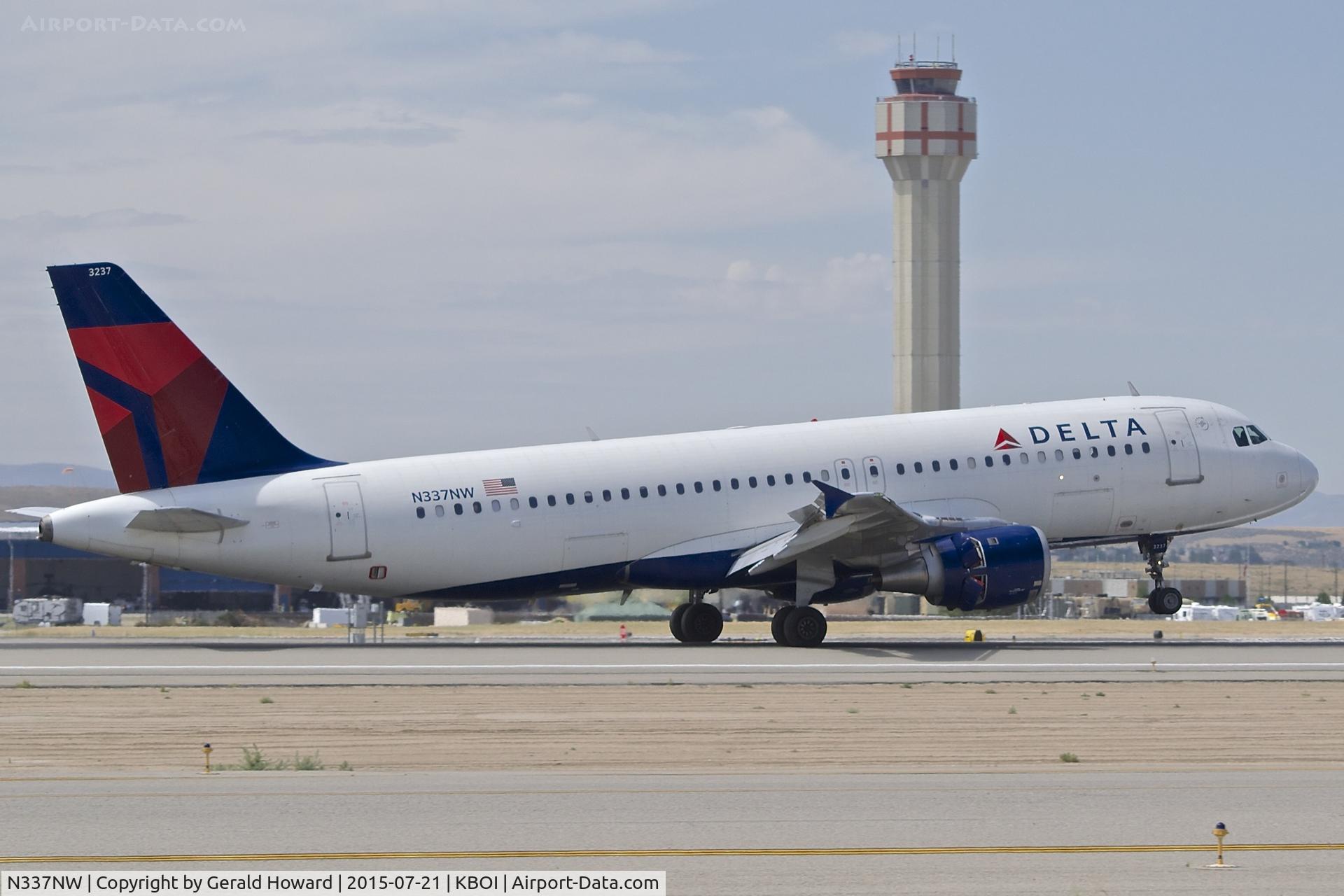 N337NW, 1992 Airbus A320-212 C/N 358, Landed RWY 28R and reverse thrusters out.