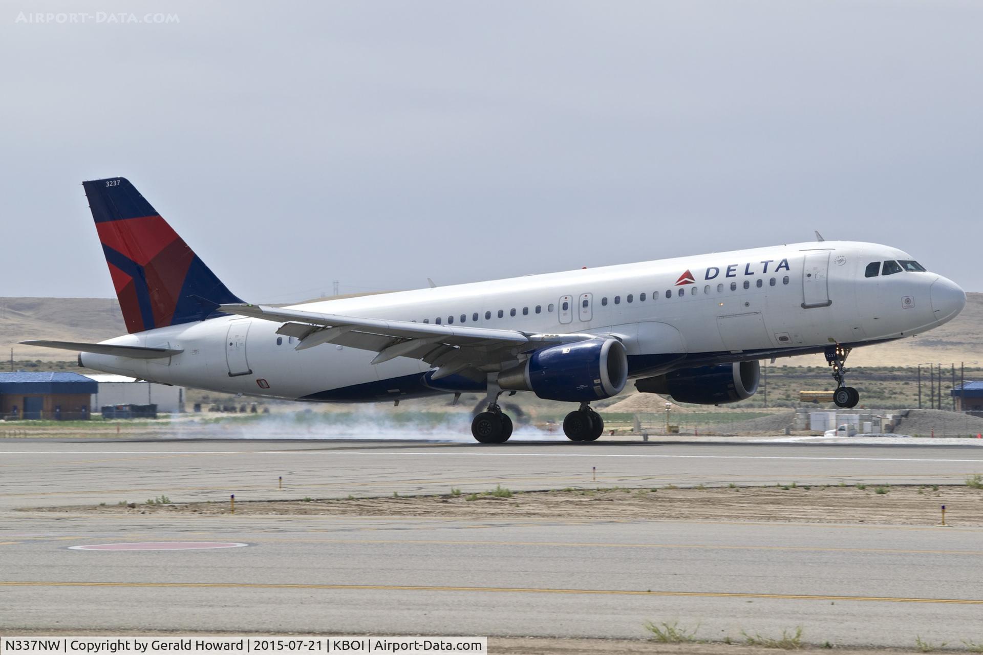 N337NW, 1992 Airbus A320-212 C/N 358, Touch down on RWY 28R.