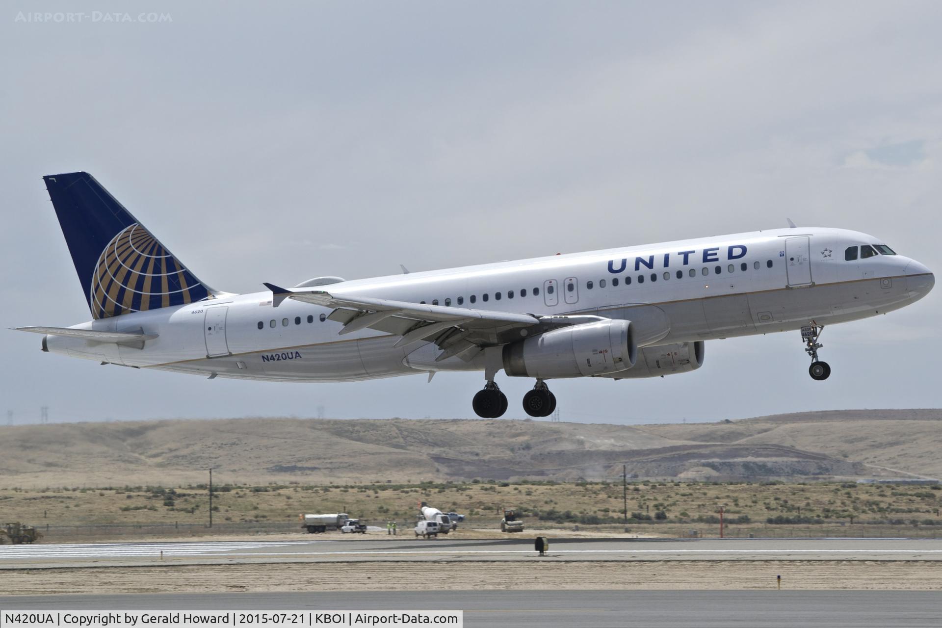 N420UA, 1994 Airbus A320-232 C/N 489, Landing RWY 28R.