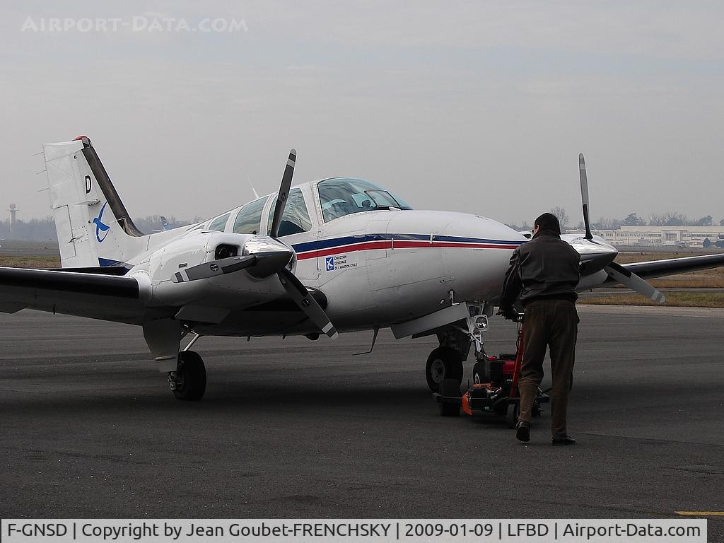 F-GNSD, Beech 58 Baron C/N TH-1704, Direction Générale de l'Aviation Civile, pushback.......