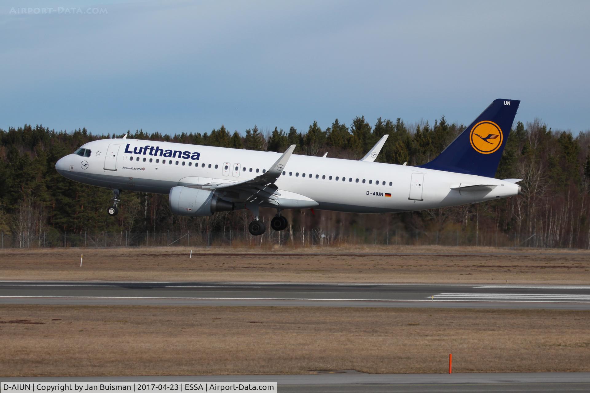D-AIUN, 2015 Airbus A320-214 C/N 6549, Lufthansa, landing on rwy 26