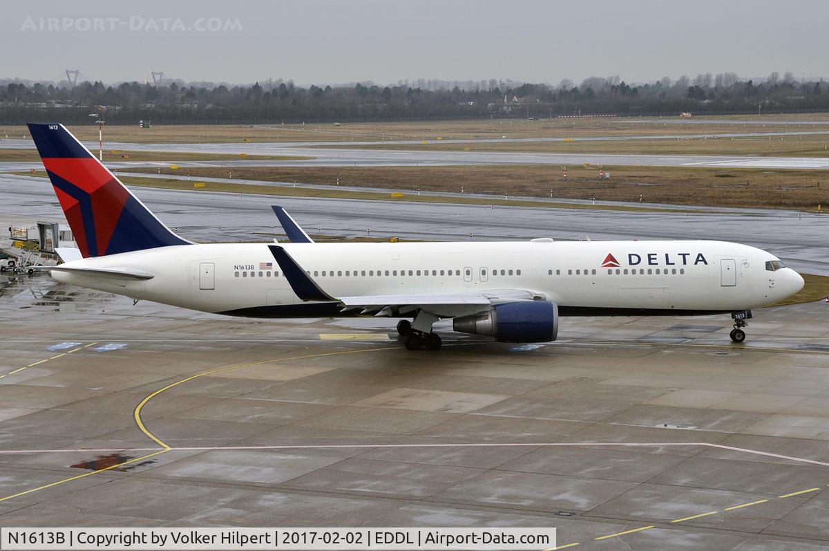 N1613B, 2001 Boeing 767-332 C/N 32776, at dus