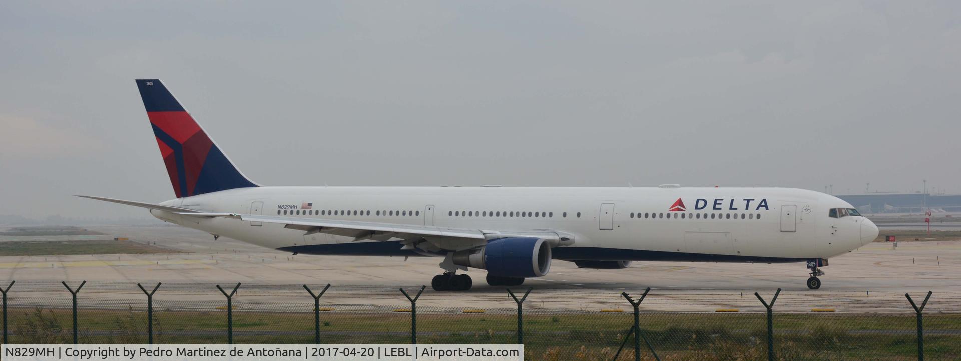 N829MH, 2000 Boeing 767-432/ER C/N 29700, El Prat  -  Barcelona  -  España