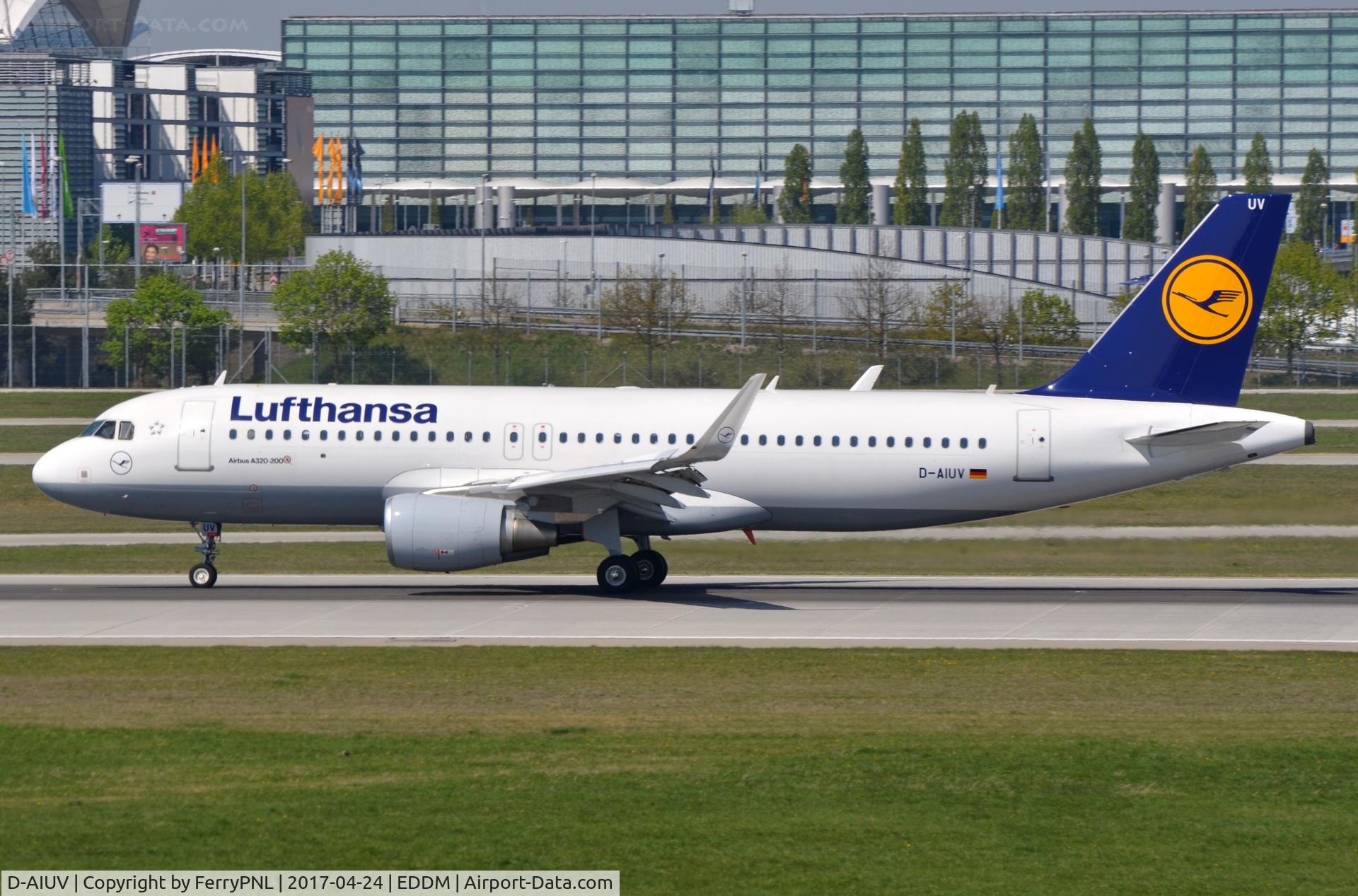 D-AIUV, 2016 Airbus A320-214 C/N 7174, Lufthansa A320 departing.