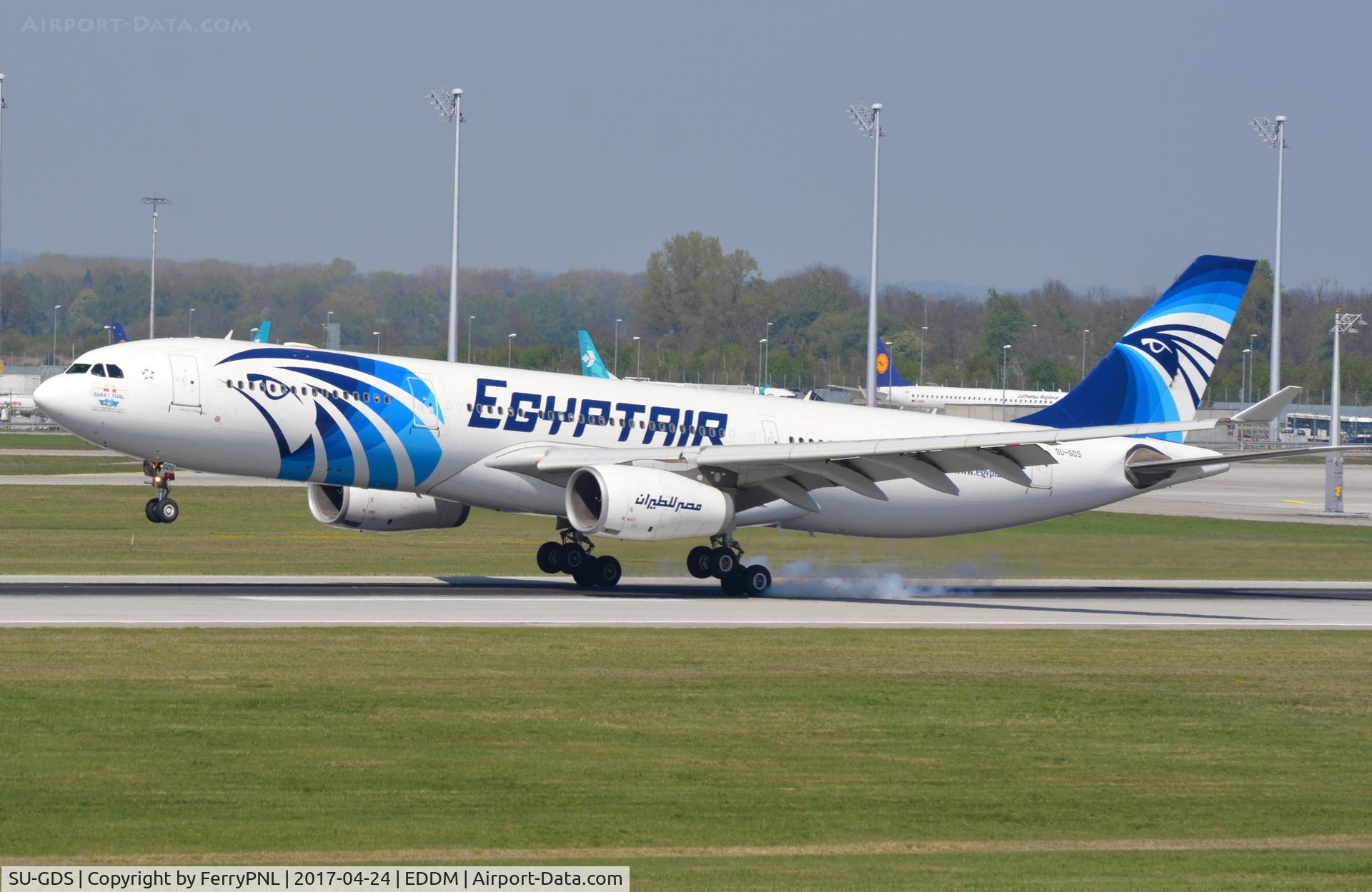 SU-GDS, 2010 Airbus A330-343X C/N 1143, Egyptair burning-up some rubber on arrival in MUC