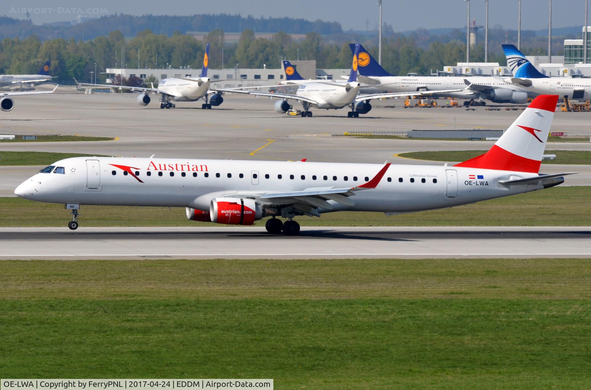 OE-LWA, 2009 Embraer 190LR (ERJ-190-200LR) C/N 19000314, Austrian ERJ190 landing