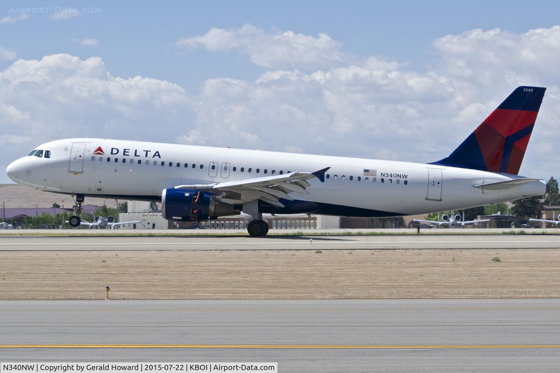 N340NW, 1992 Airbus A320-212 C/N 372, Landing roll out on RWY 10L.