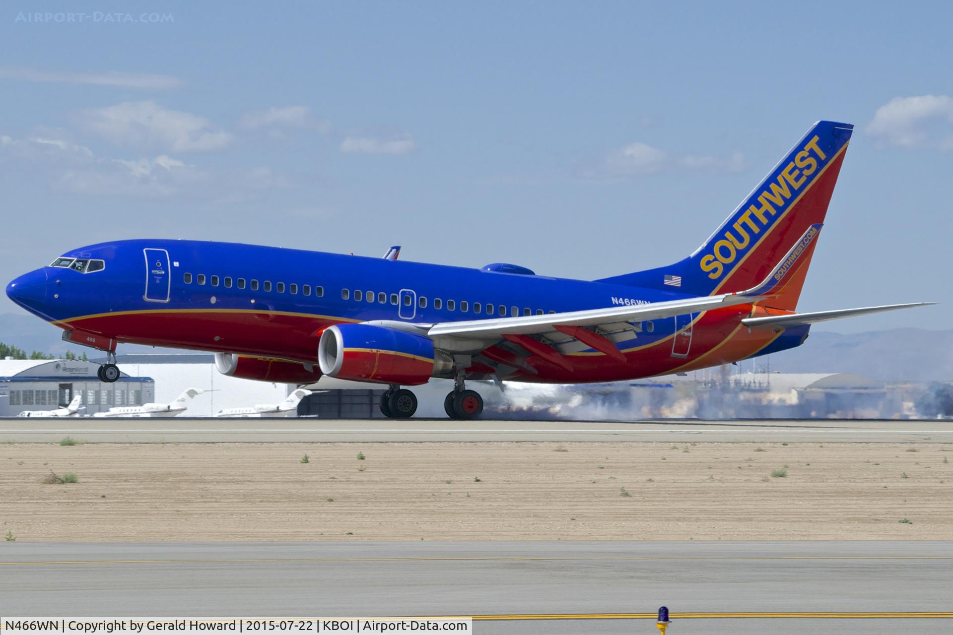 N466WN, 2004 Boeing 737-7H4 C/N 30677, Landing RWY 10L.