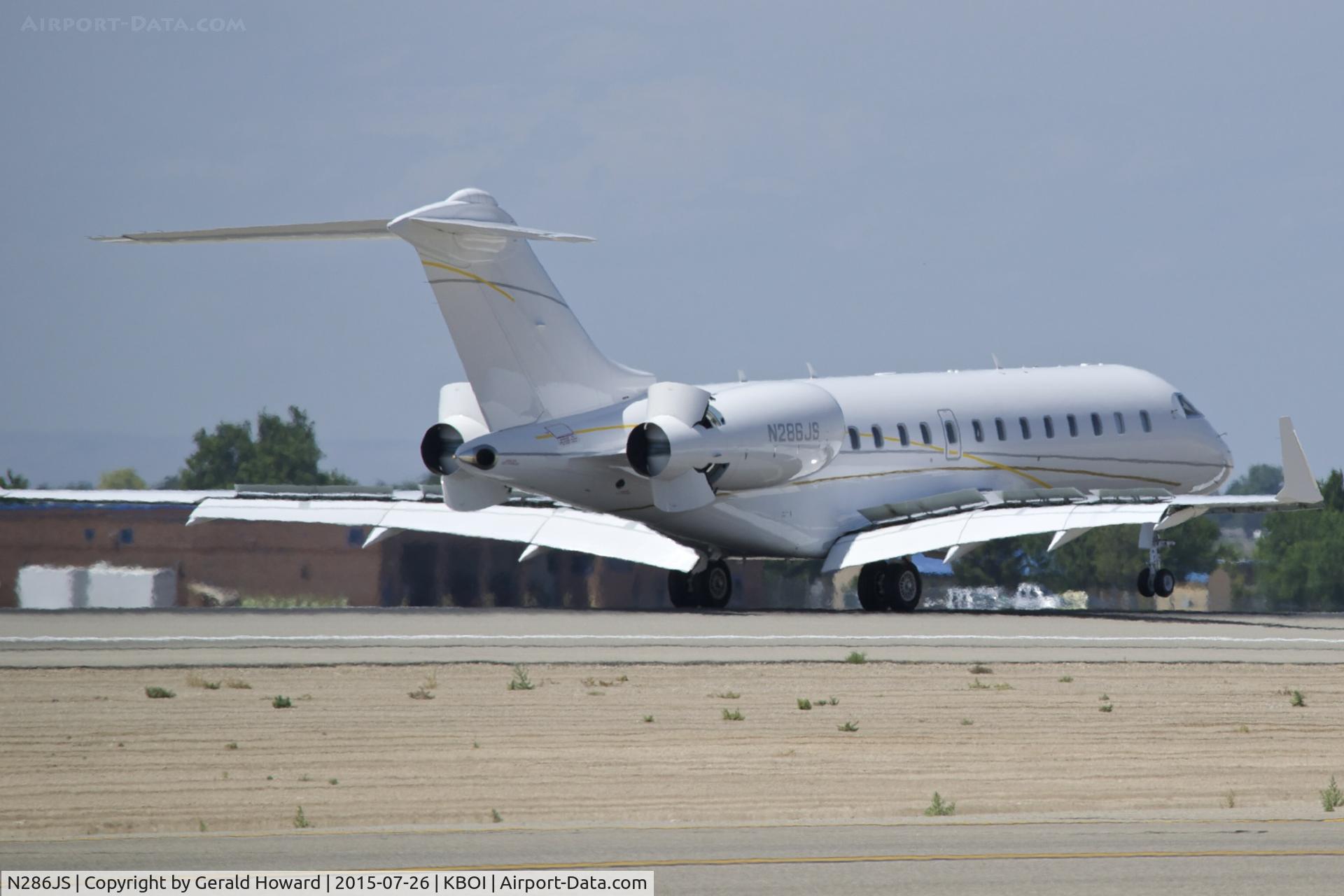 N286JS, 2012 Bombardier BD-700 1A11 Global 5000 C/N 9492, Landing roll our on RWY 28R.