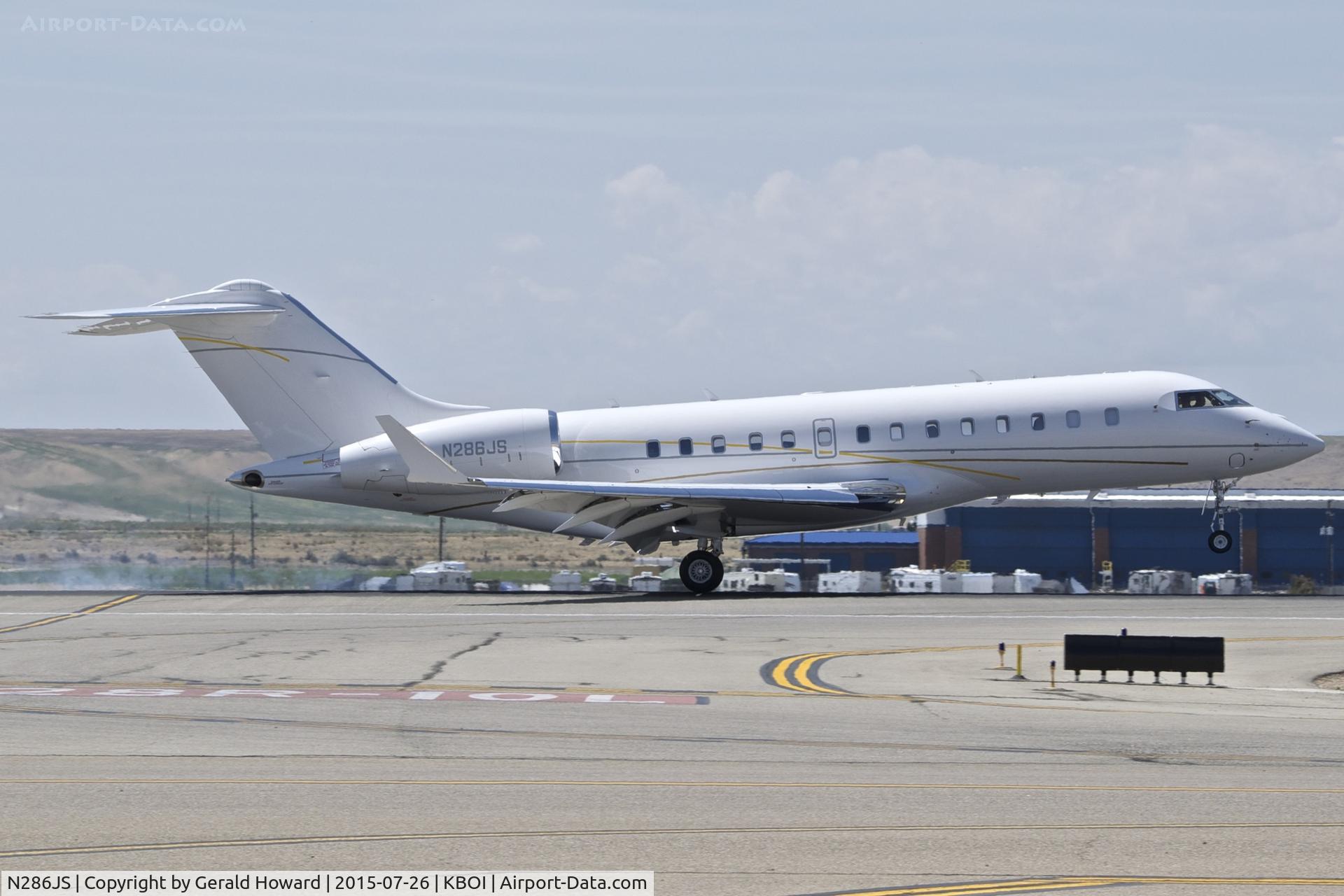 N286JS, 2012 Bombardier BD-700 1A11 Global 5000 C/N 9492, Landing RWY 28R.