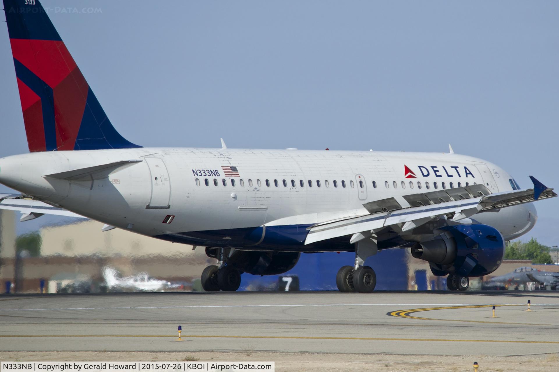 N333NB, 2001 Airbus A319-114 C/N 1582, Landing roll out on RWY 28R.