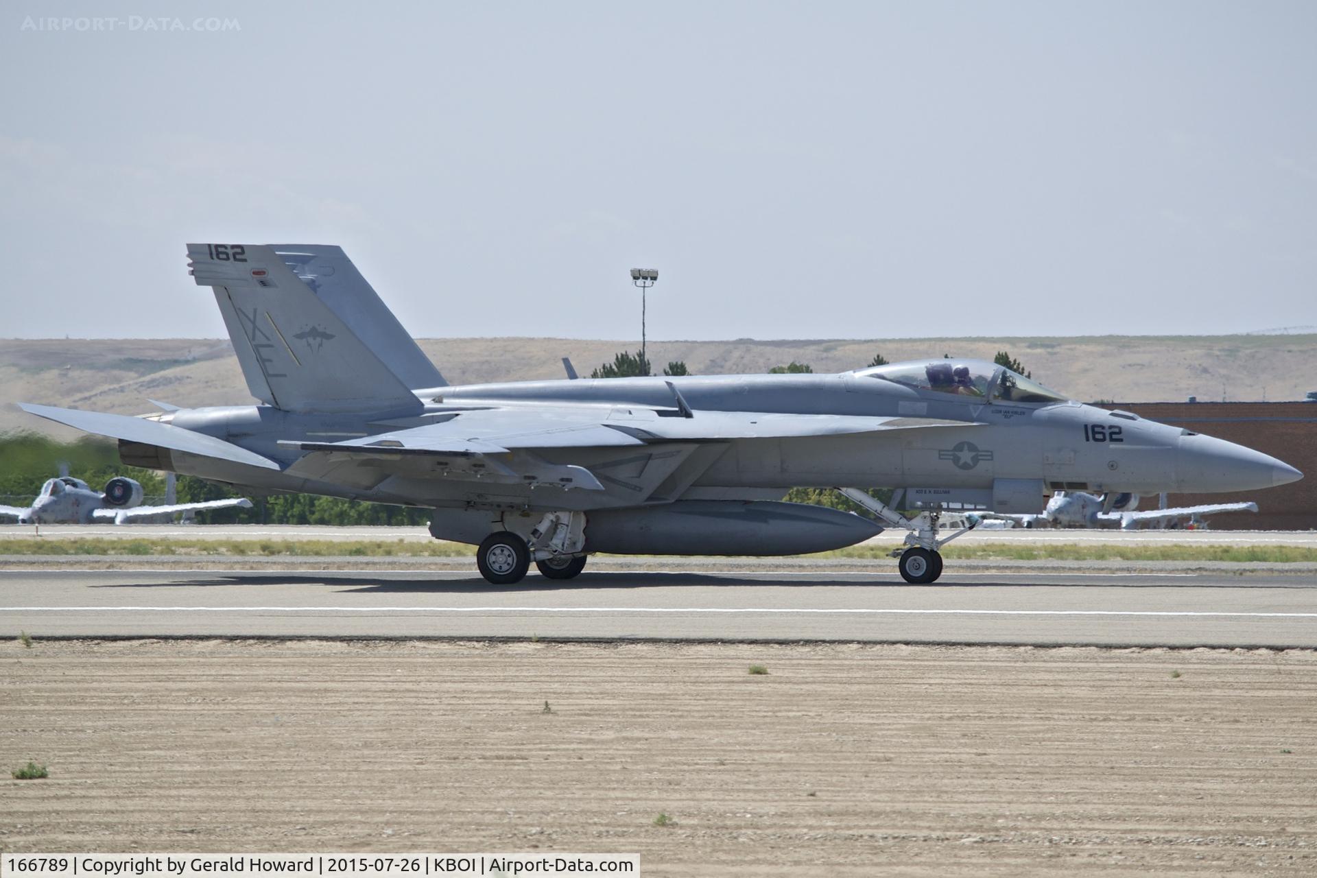 166789, Boeing F/A-18E Super Hornet C/N E135, Landing RWY 28R. VX-9 