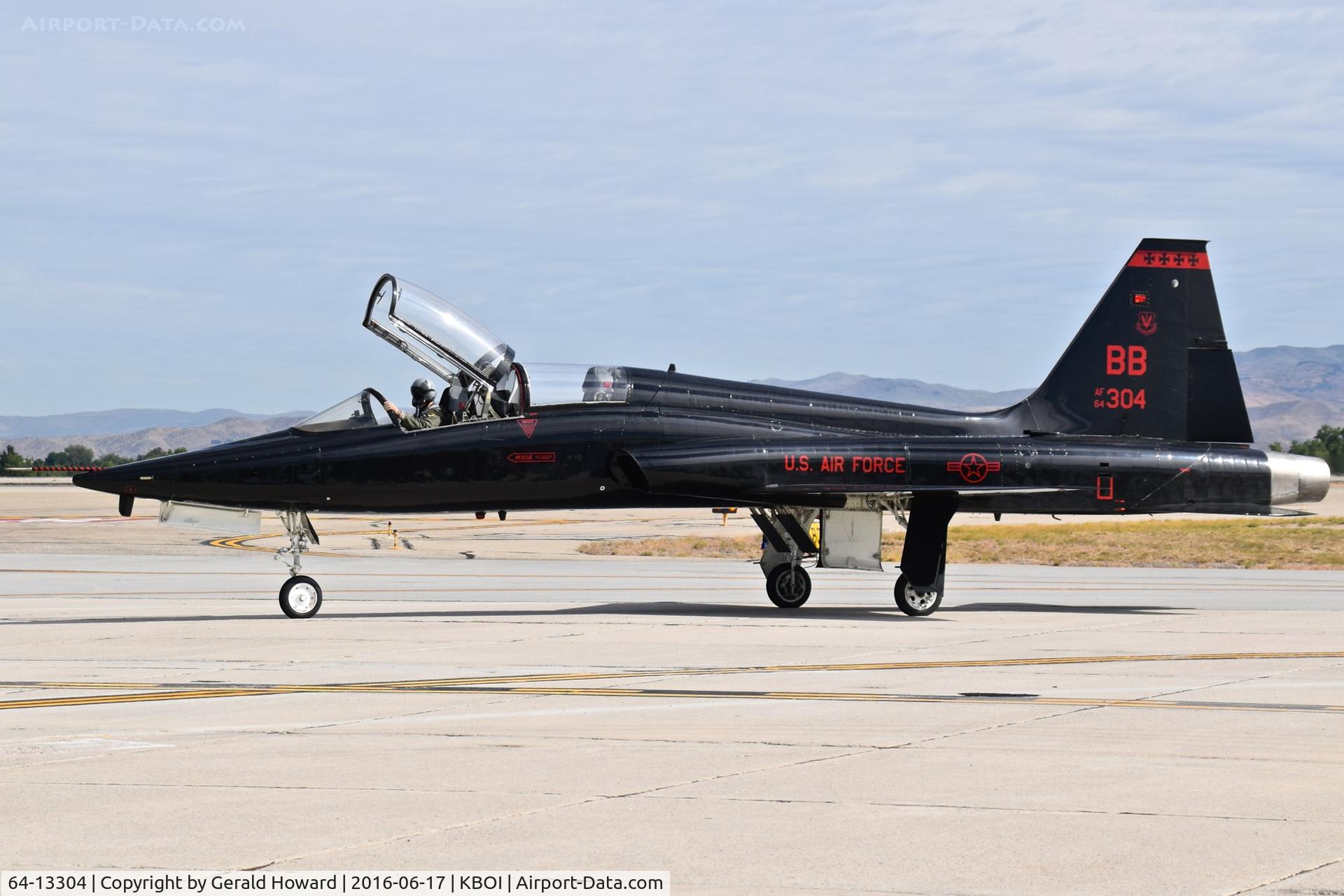 64-13304, 1964 Northrop T-38A Talon C/N N.5733, Taxiing in off Bravo. 9th Recon Wing, Beale AFB, CA