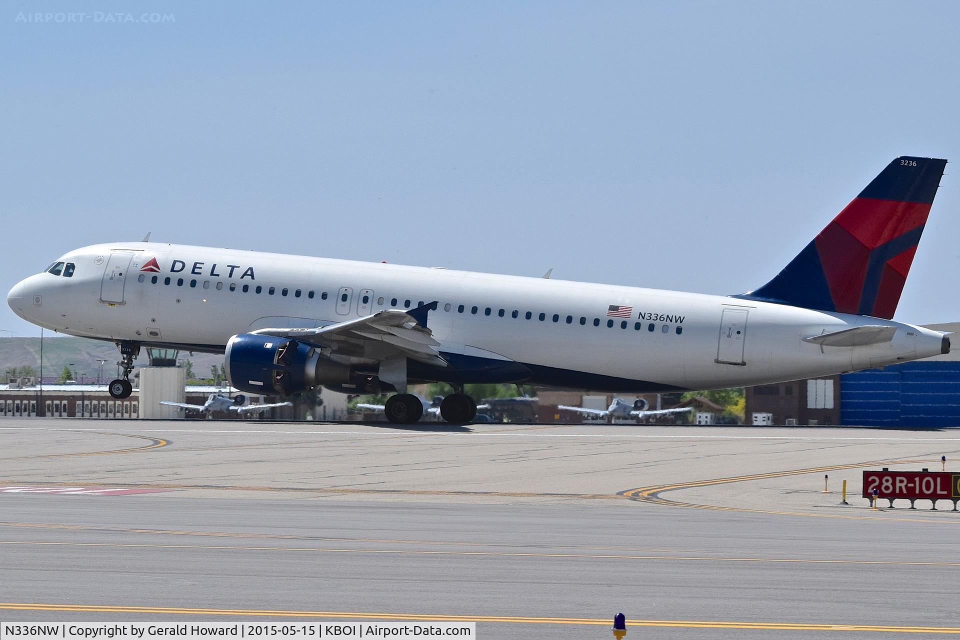 N336NW, 1992 Airbus A320-212 C/N 355, Landing roll out on RWY 10L.