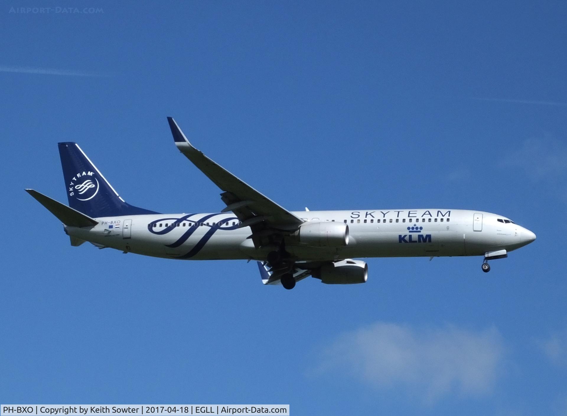 PH-BXO, 2001 Boeing 737-9K2 C/N 29599, Short finals to land 09L at Heathrow
