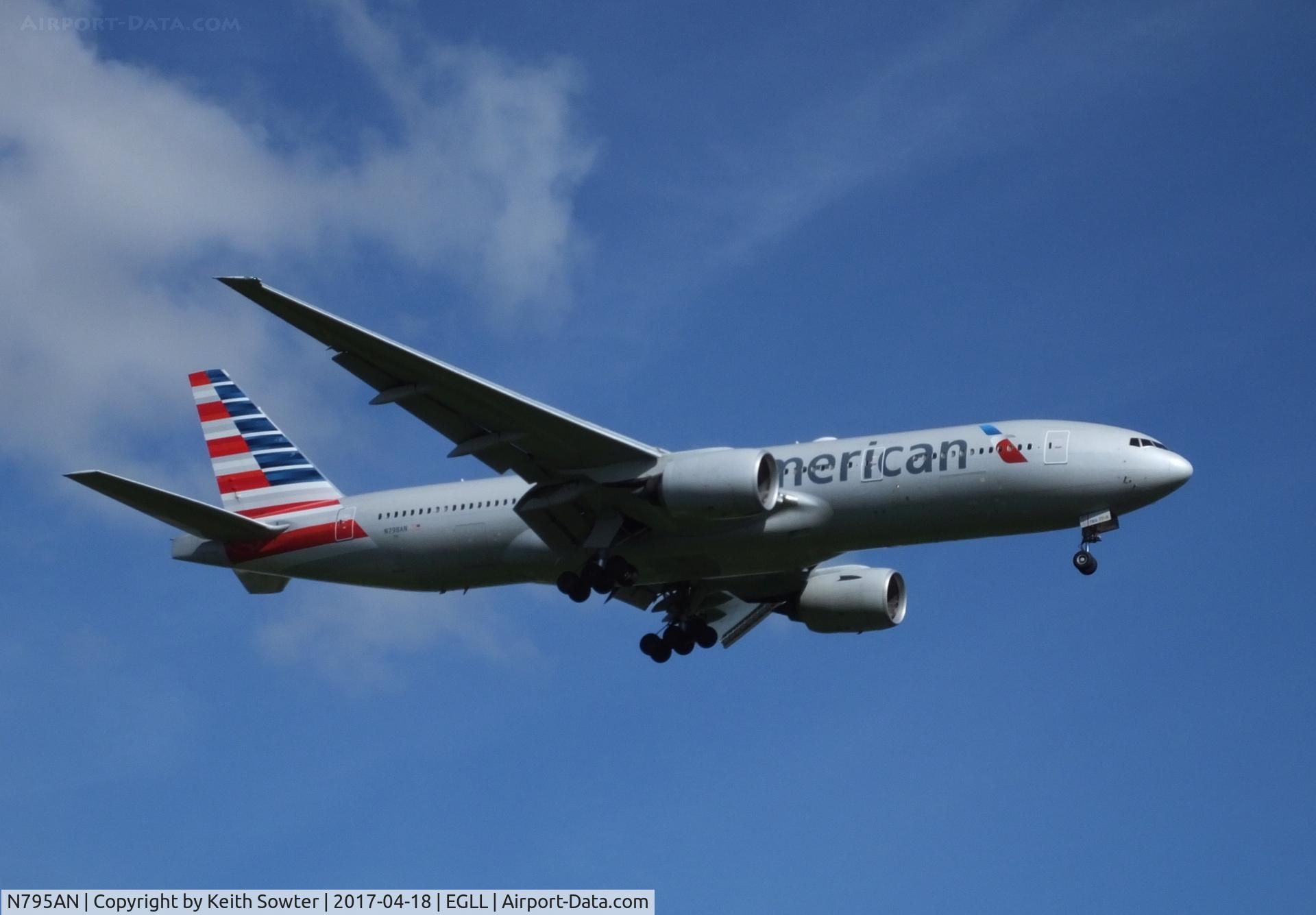 N795AN, 2000 Boeing 777-223 C/N 30257, Short finals to land on runway 09L at Heathrow