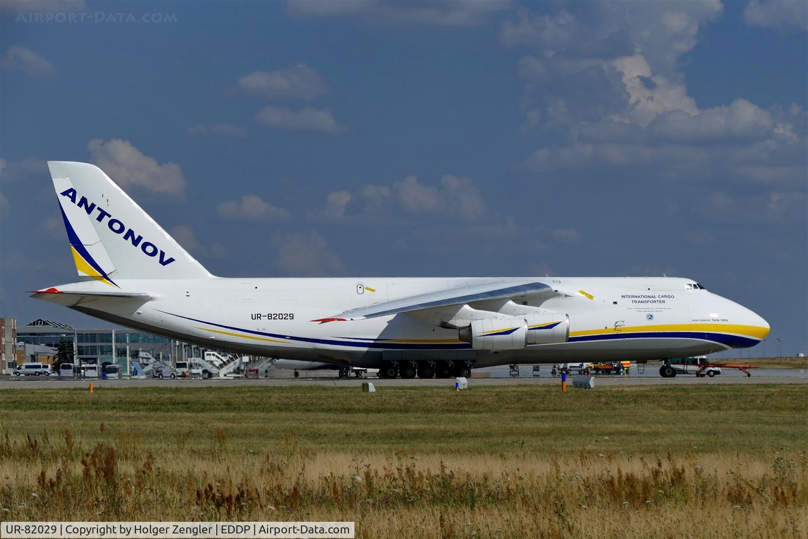 UR-82029, 1991 Antonov An-124-100 Ruslan C/N 19530502630/0210, Unusual apron for Antonov´s big babies but pretty picturesque...