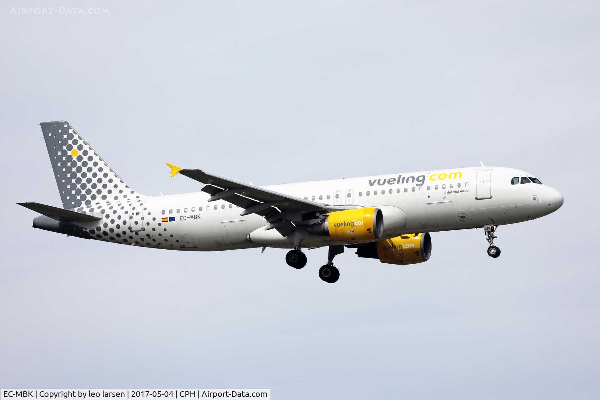 EC-MBK, 2006 Airbus A320-214 C/N 2658, Copenhagen 4.5.2017 on final to R-04L