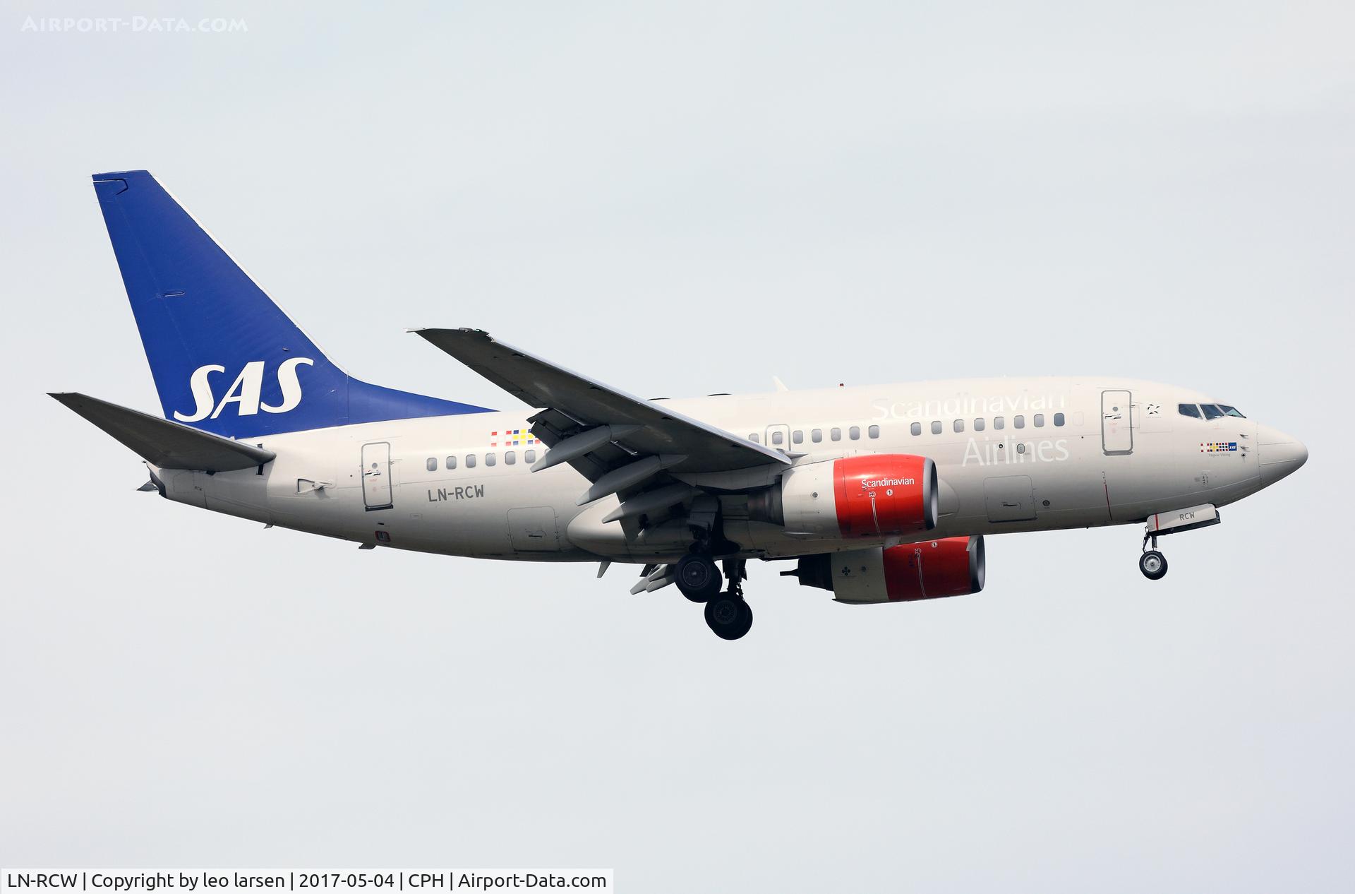 LN-RCW, 1999 Boeing 737-683 C/N 28308, Copenhagen 4.5.2017 on final to R-04L
